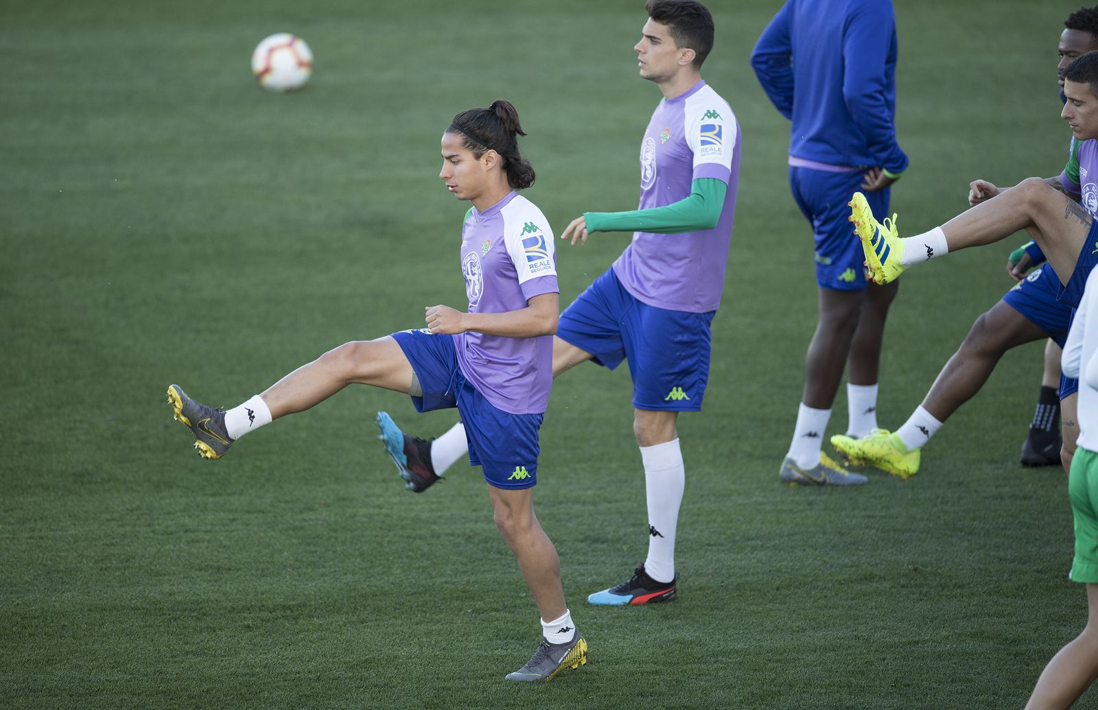 Diego Lainez, durante un entrenamiento.