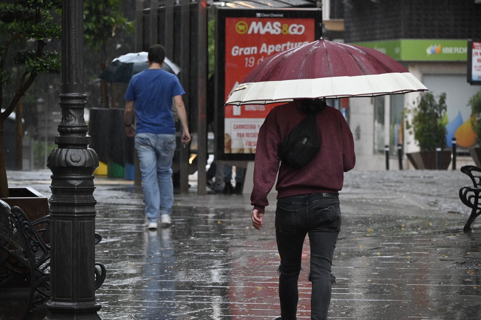 Un lunes de lluvia en Huelva, en imágenes