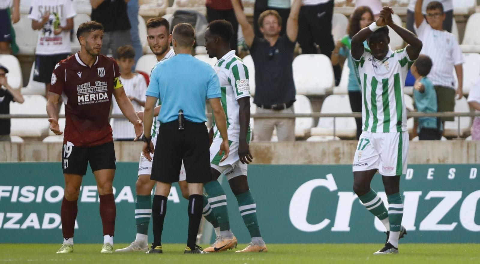 Adilson celebra su gol ante el Mérida. Adilson celebra su gol ante el Mérida.