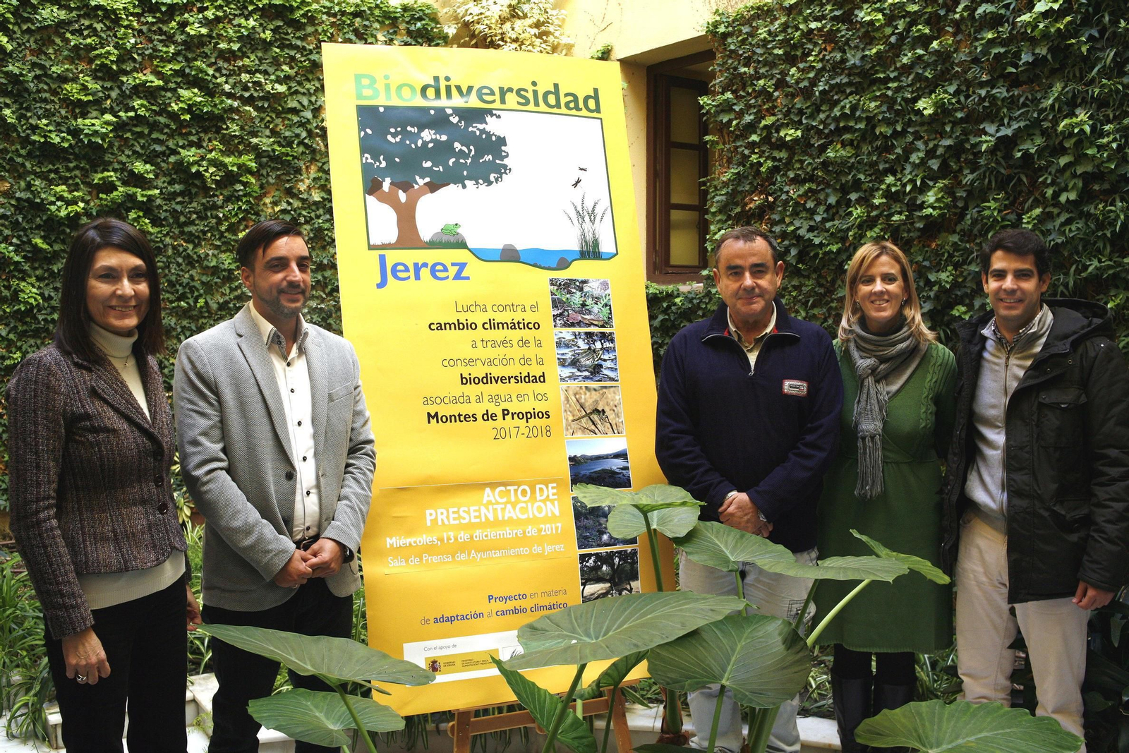 Los encargados de la presentación del proyecto posan ayer en el Ayuntamiento.