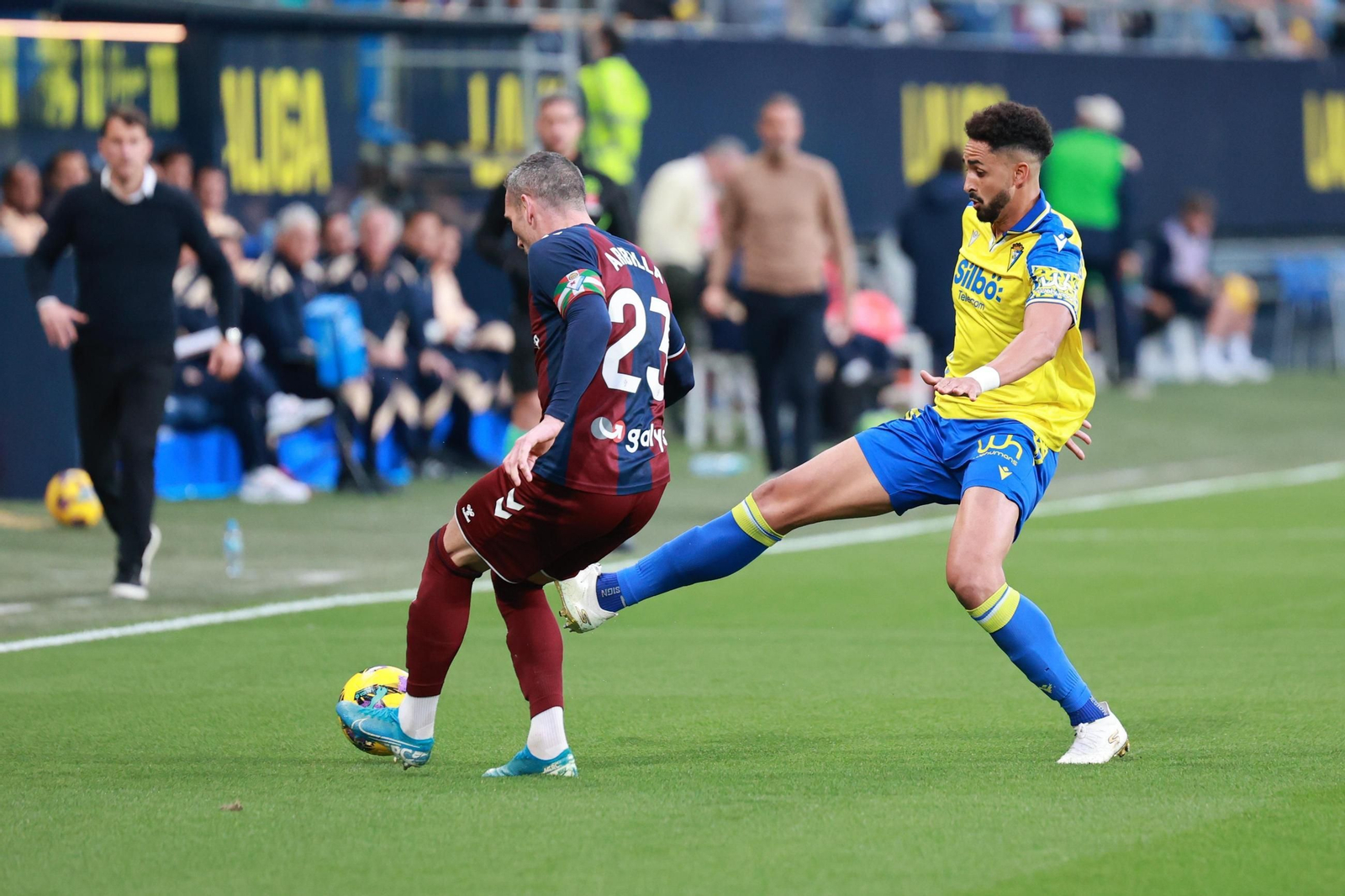 Chris Ramos trata de cerrar el pase a Arbilla.