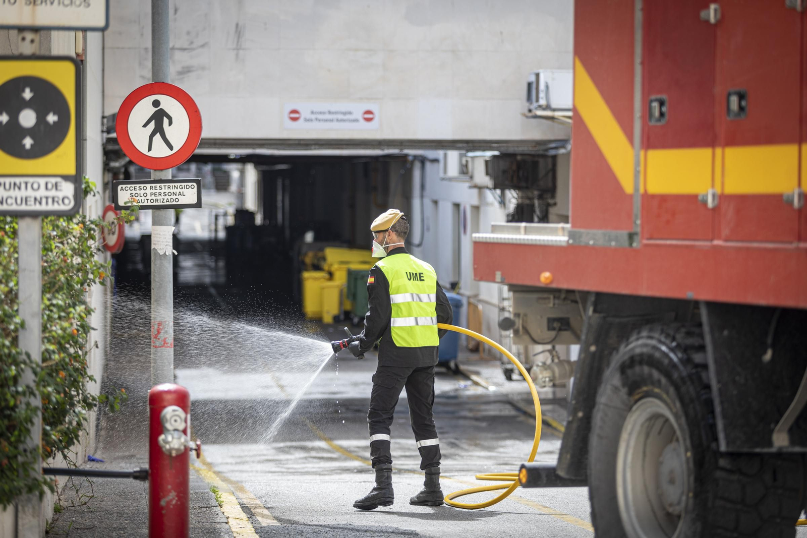 La UME desinfecta el hospital Puerta del Mar