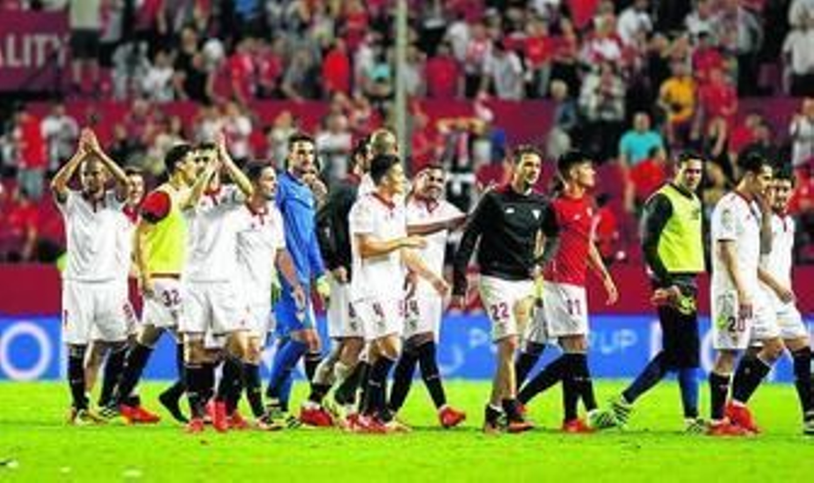 El equipo sevillista saluda a la afición tras el triunfo ante el Betis.