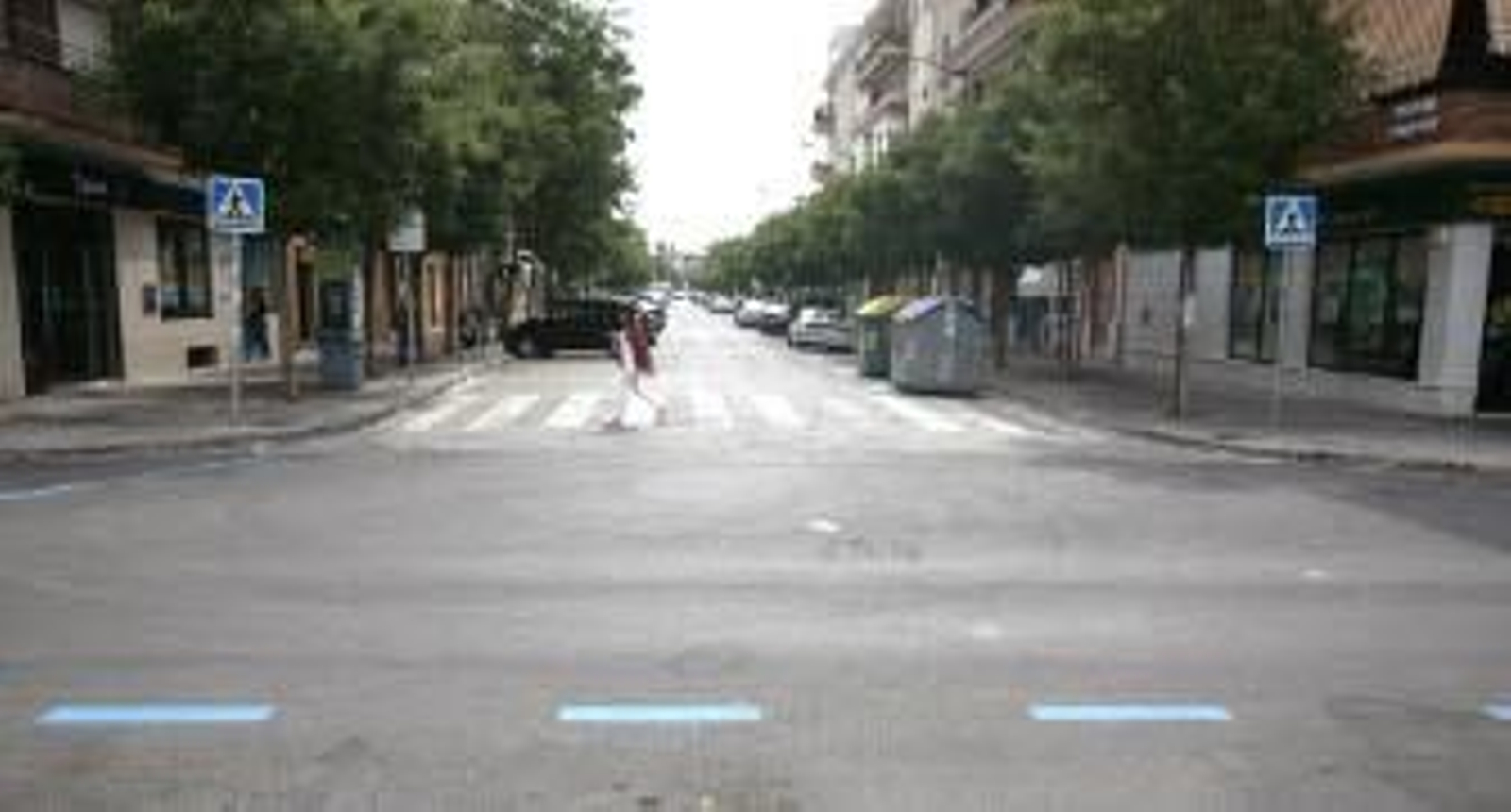 Calle de Bami con estacionamientos regulados por la zona azul prácticamente vacíos. / Juan Carlos Muñoz