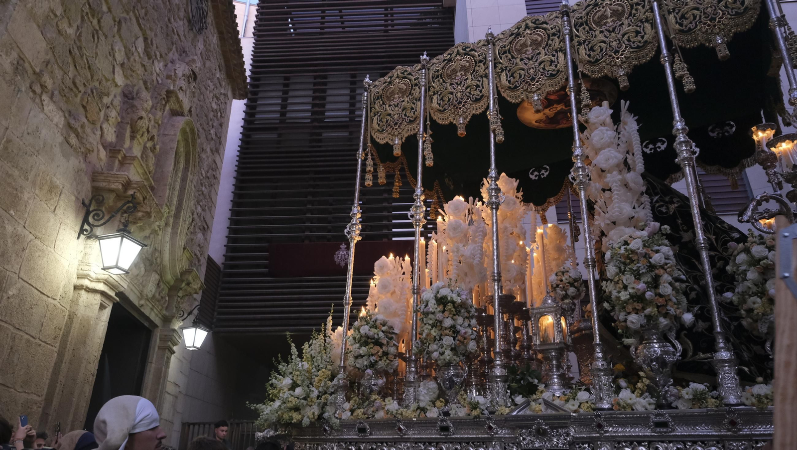 Estudiantes en la Semana Santa de Almería 2025