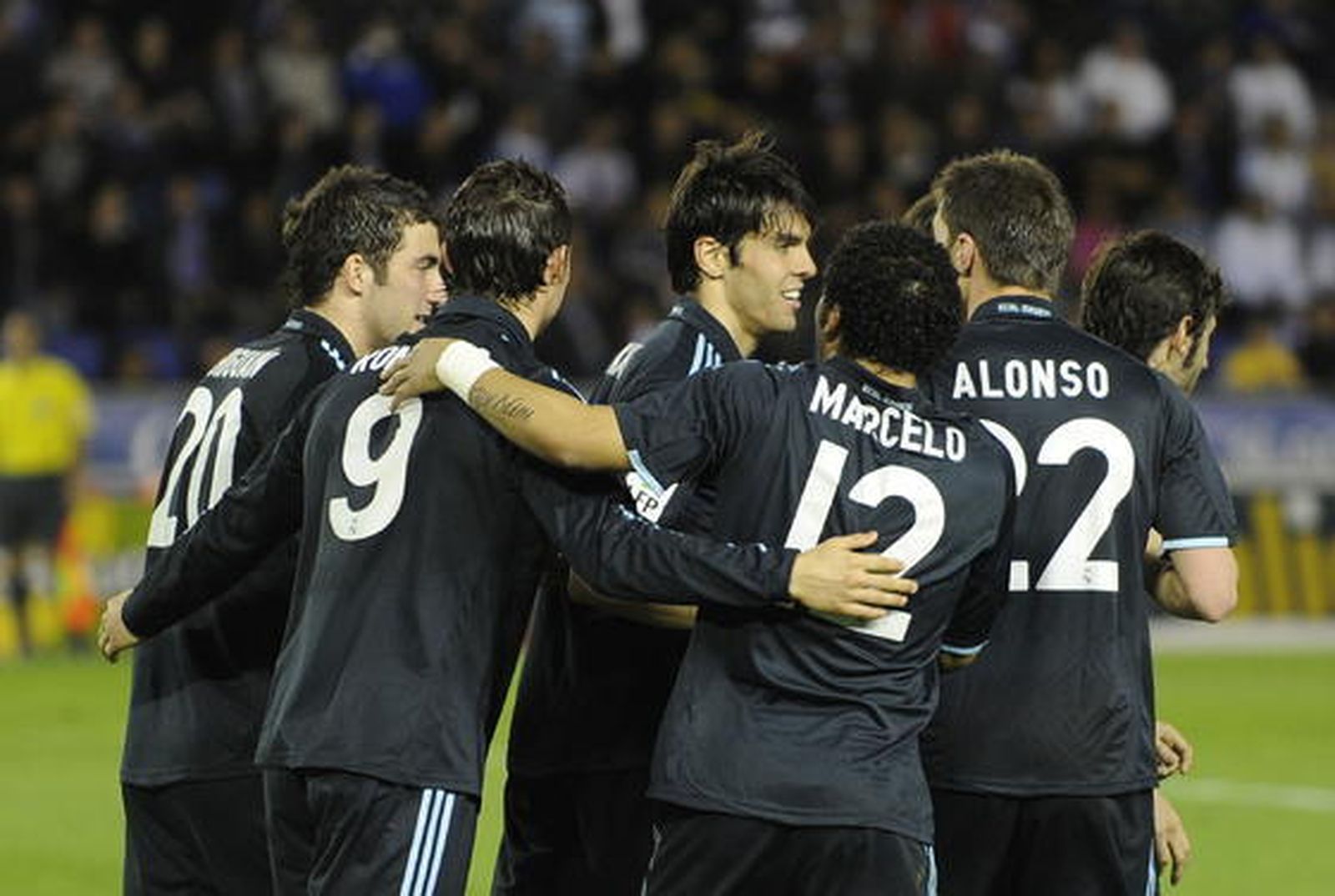 Los de Pellegrini golean al Tenerife en el Heleliodoro Rodríguez López con goles de Higuaín (dos), Kaká, Ronaldo y Raúl. / AFP · EFE · Reuters
