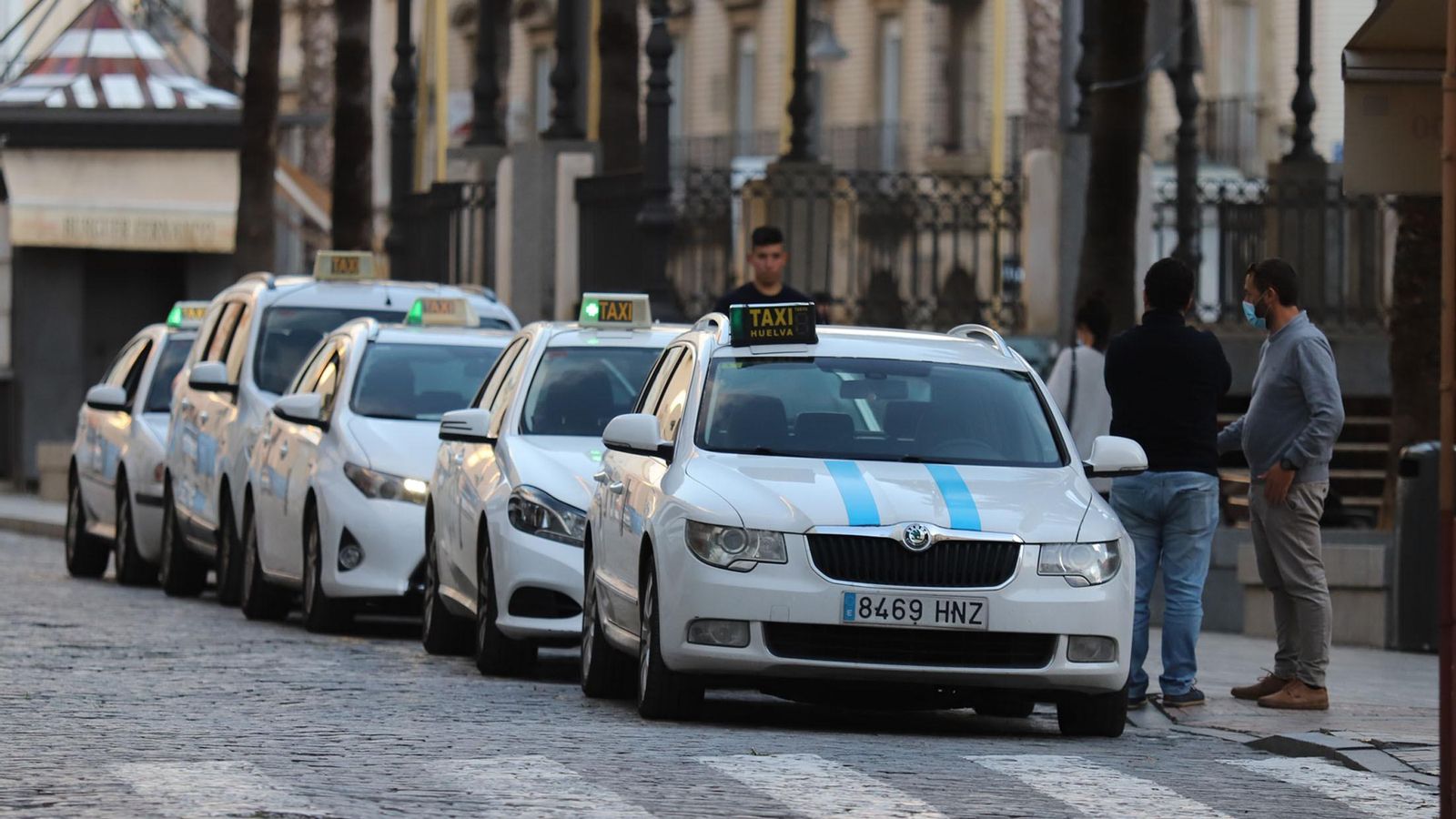 Varios taxis aguardan en la tarde de este sábado en la parada de la Plaza de las Monjas. Varios taxis aguardan en la tarde de este sábado en la parada de la Plaza de las Monjas.