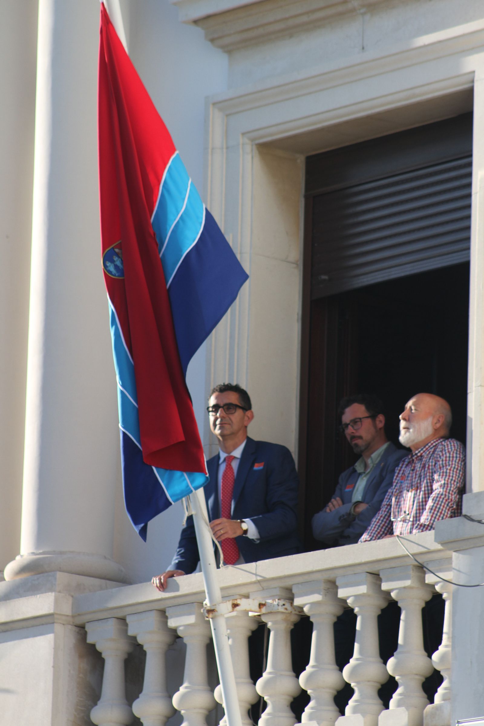 El alcalde de Barbate junto a los autores del himno y la bandera local.