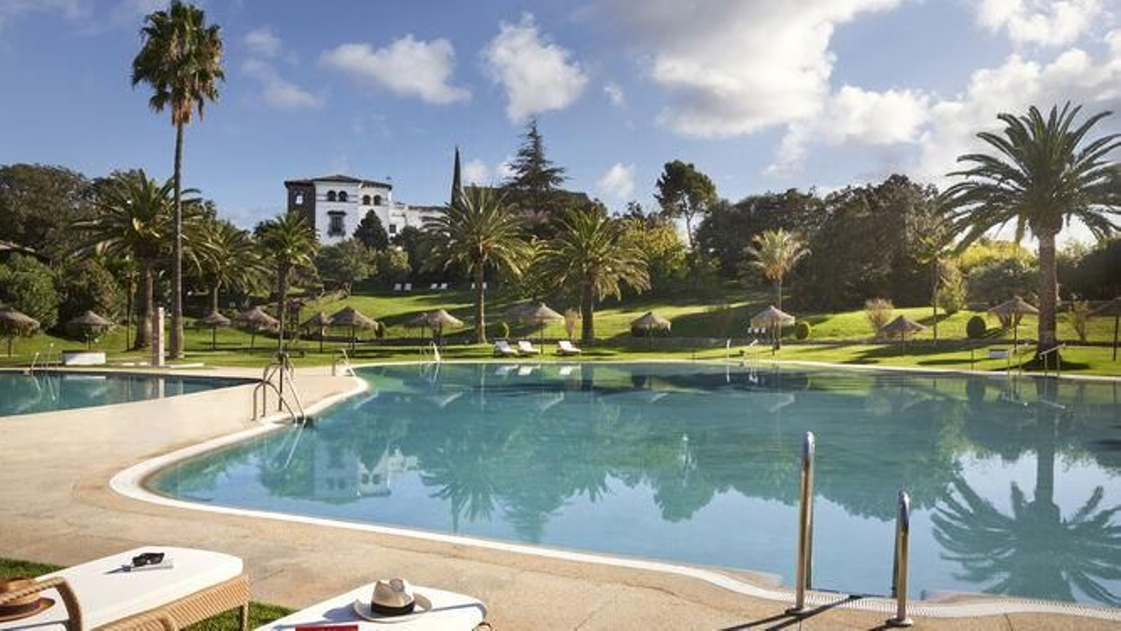 El Hotel La Bobadilla tiene una de las piscinas más impresionantes de Granada