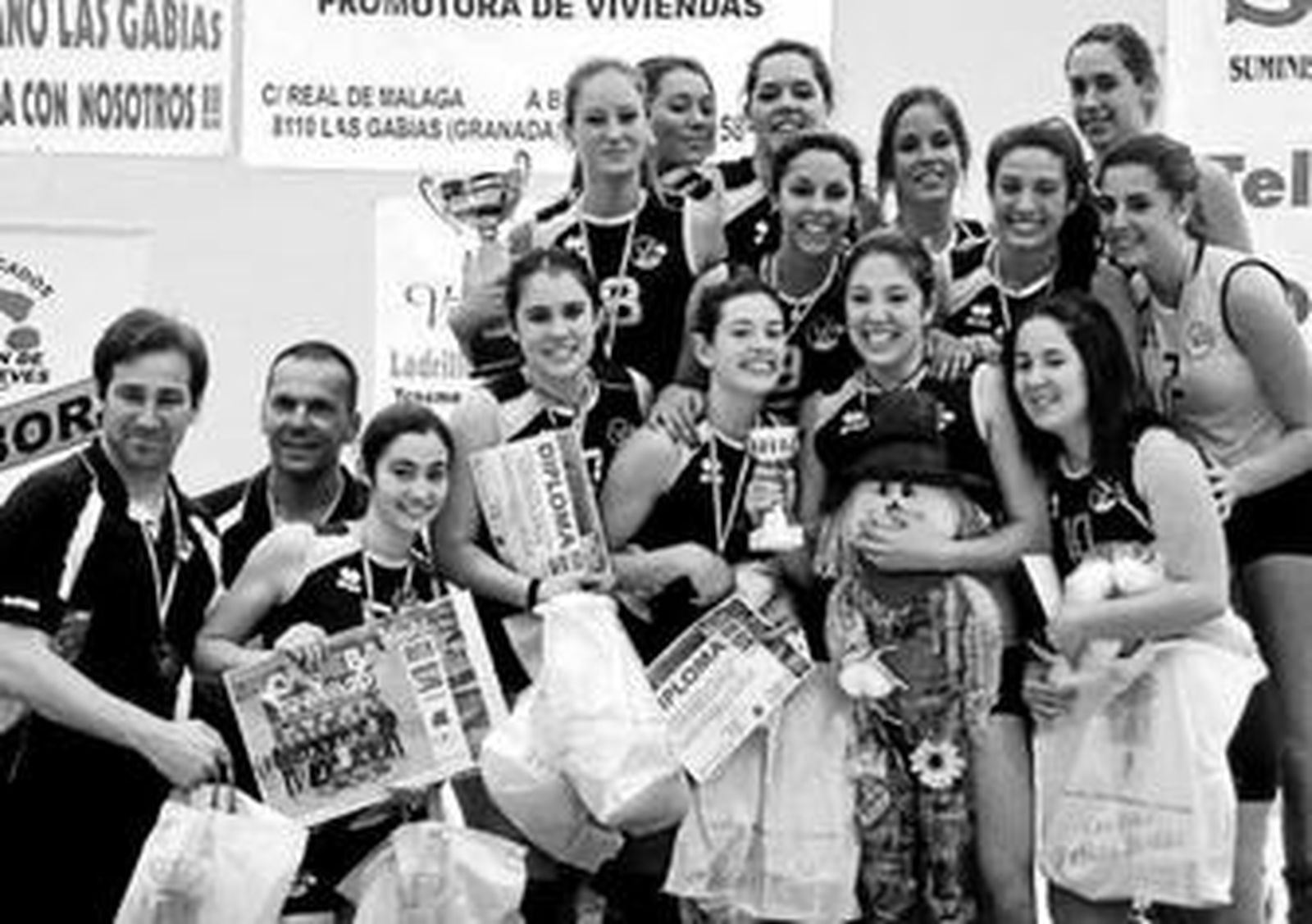 Las gaditanas, minutos después de conquistar el título andaluz.