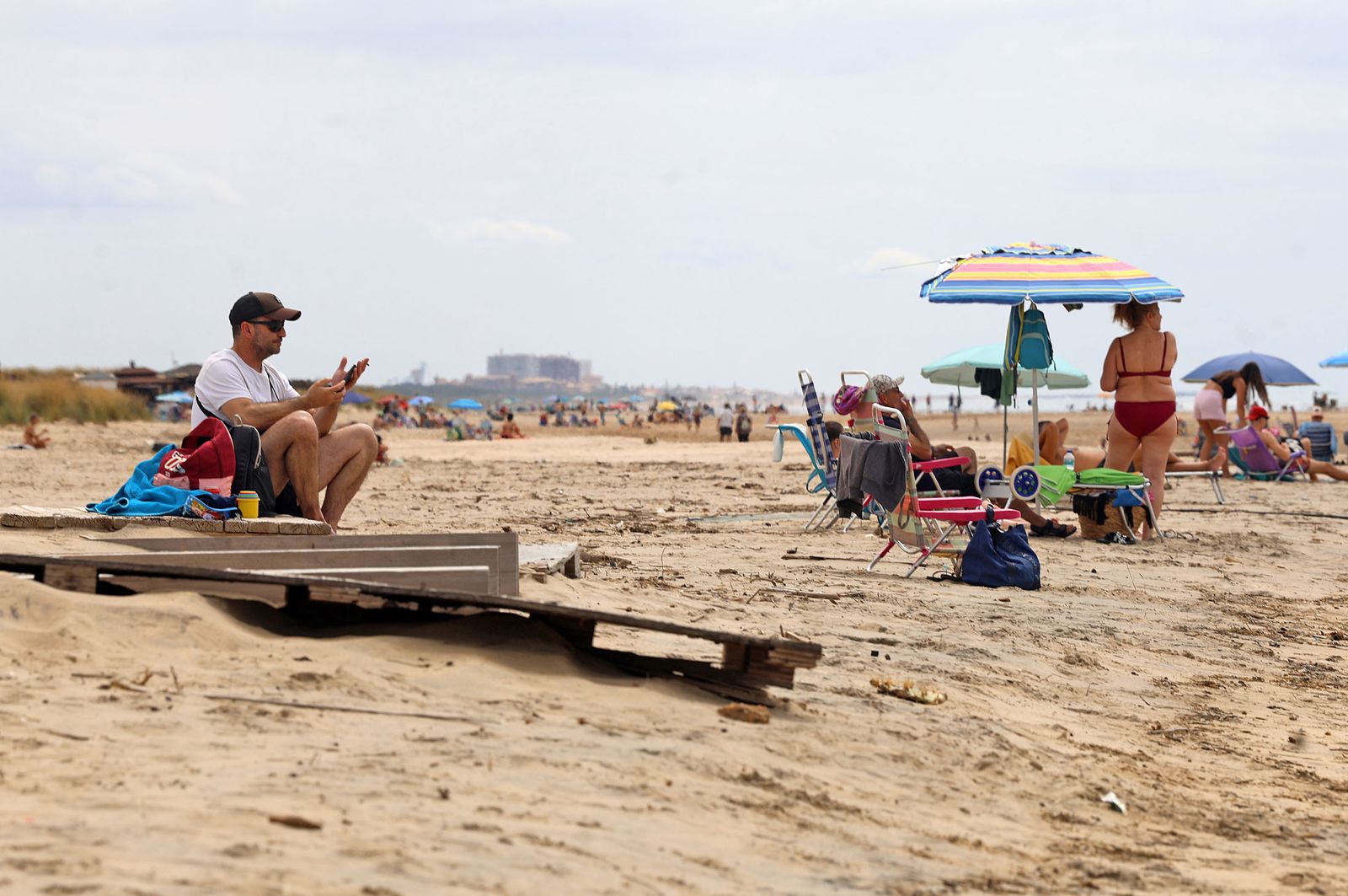 Imágenes del ambiente en la playa de El Portil durante la mañana del 1 de mayo