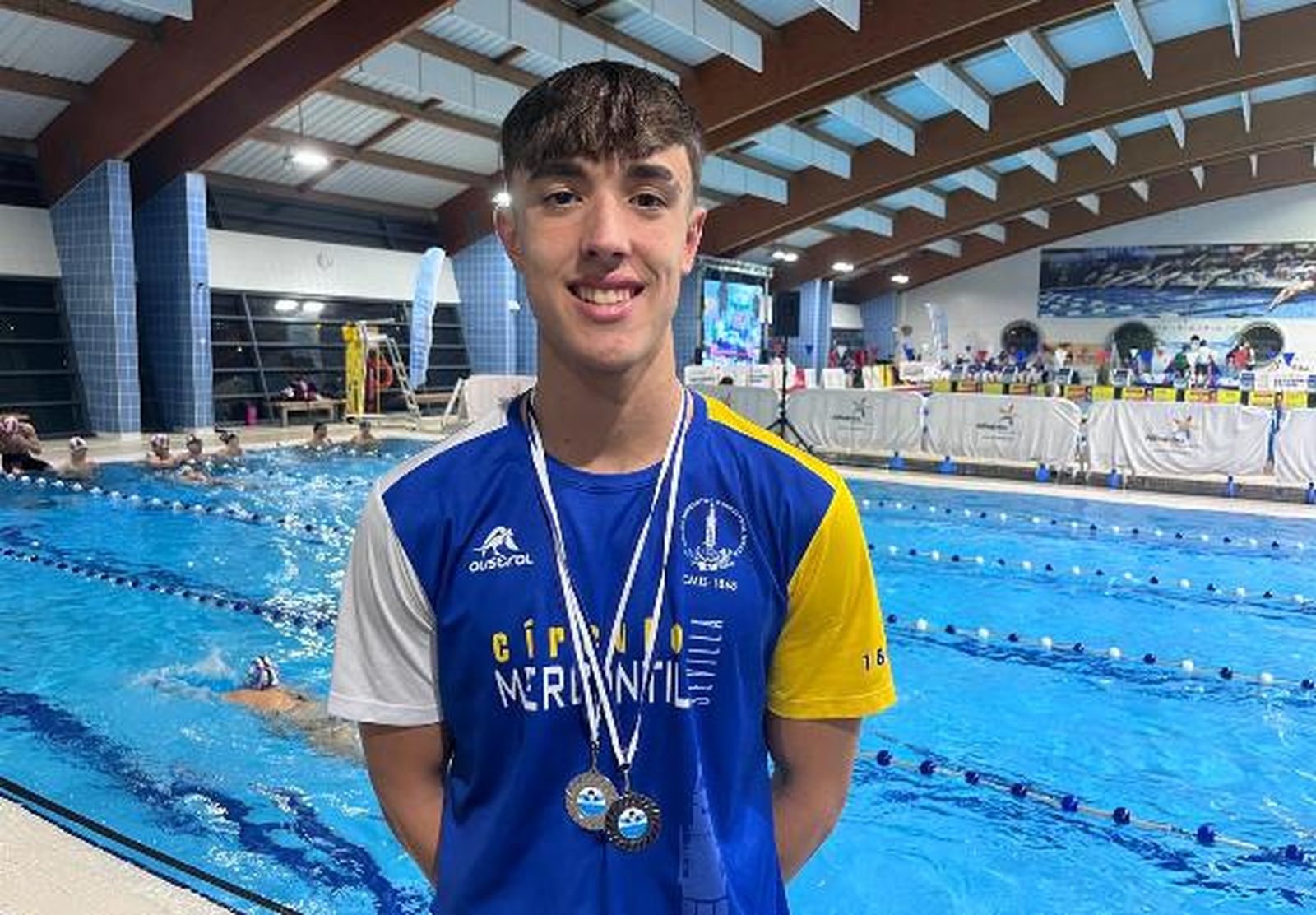 Carlos González posa con sus medallas.