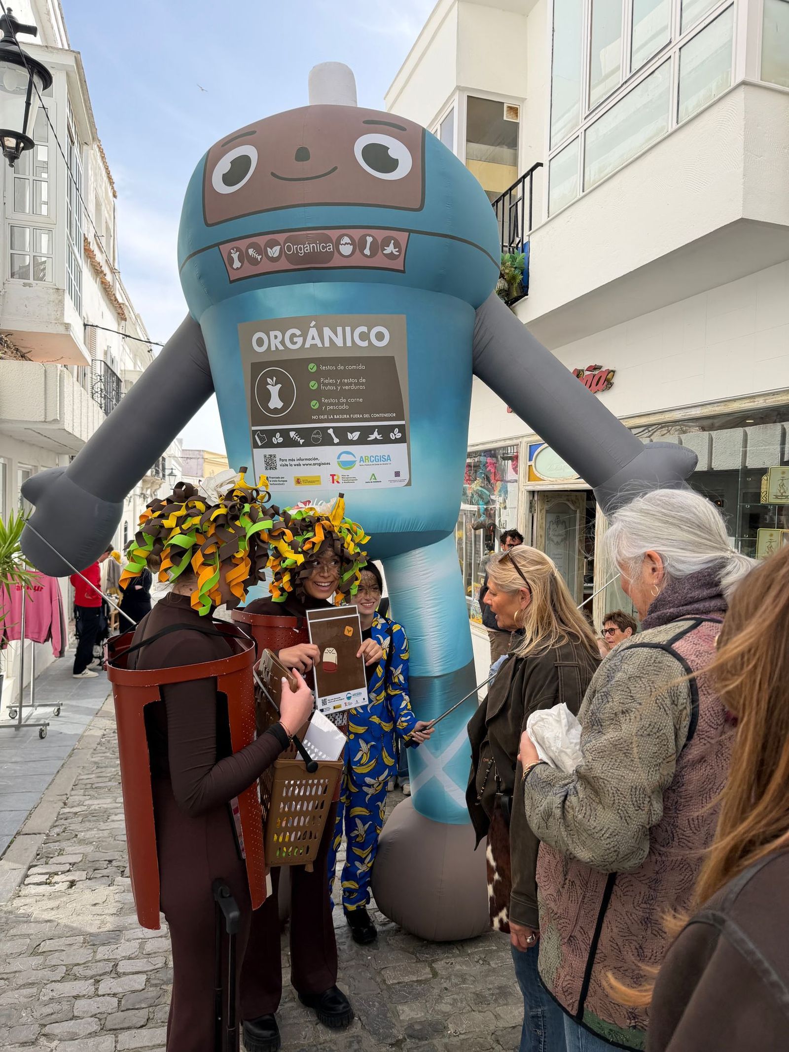 La campaña de la Mancomunidad y Arcgisa para el uso del contenedor marrón llega a Tarifa