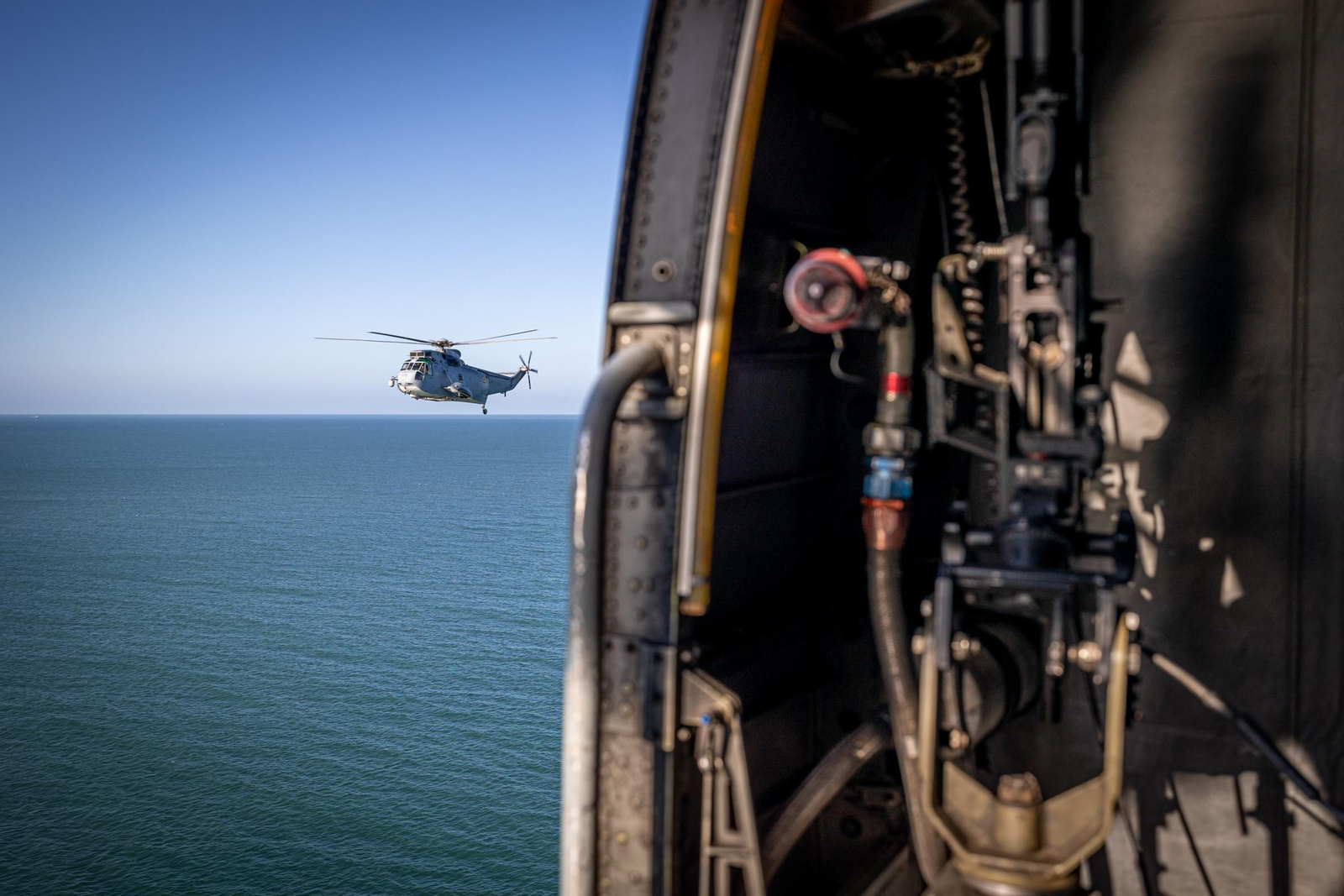 Imágenes del vuelo de despedida de los 'Sea King'  de la Quinta Escuadrilla de la FLOAN de la Armada por la Bahía de Cádiz