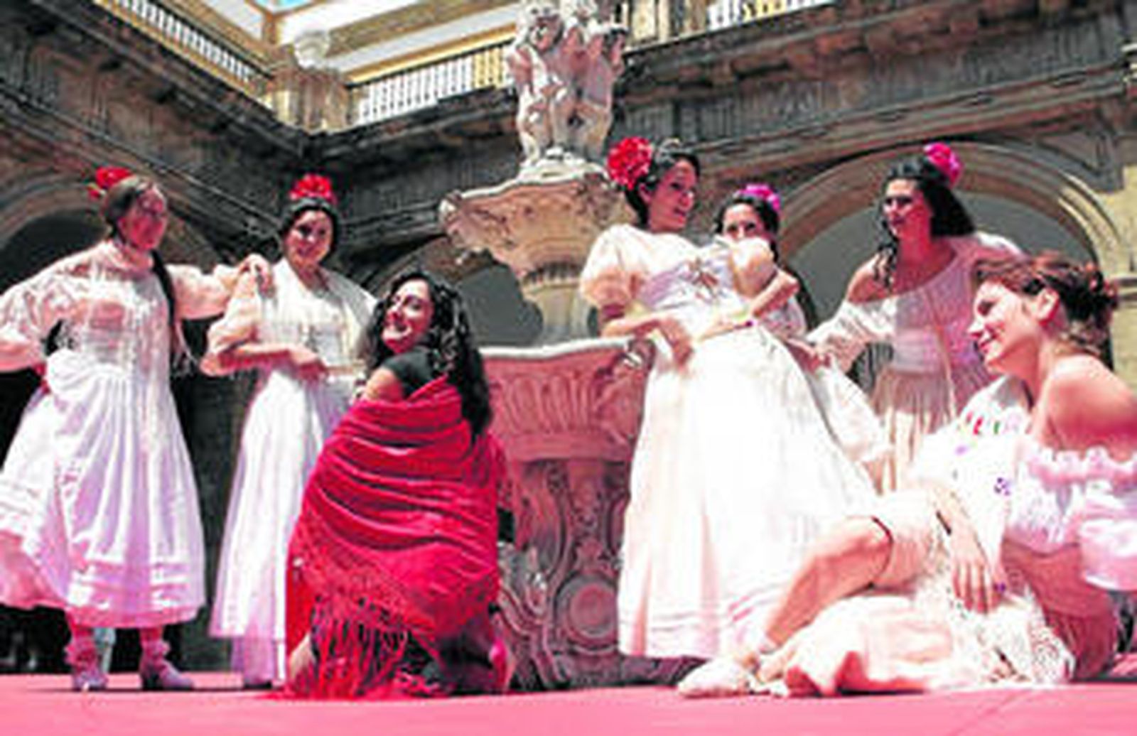 María Martínez de Tejada, de rojo, junto a sus compañeras de reparto, sobre el mismo escenario sobre el que representarán 'Carmen'.