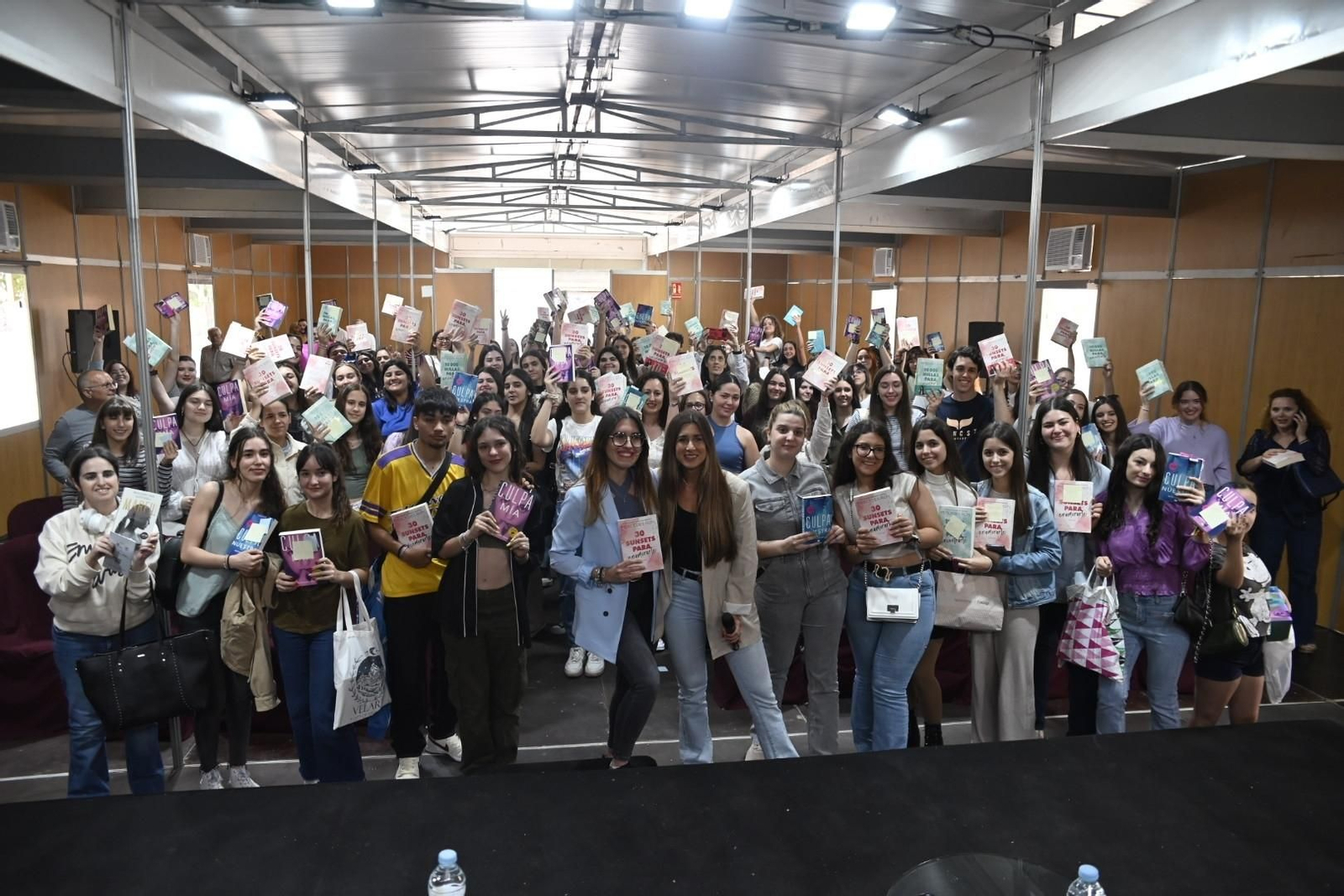 La multitudinaria presentación de Mercedes Ron en la Feria del Libro de Córdoba, en imágenes