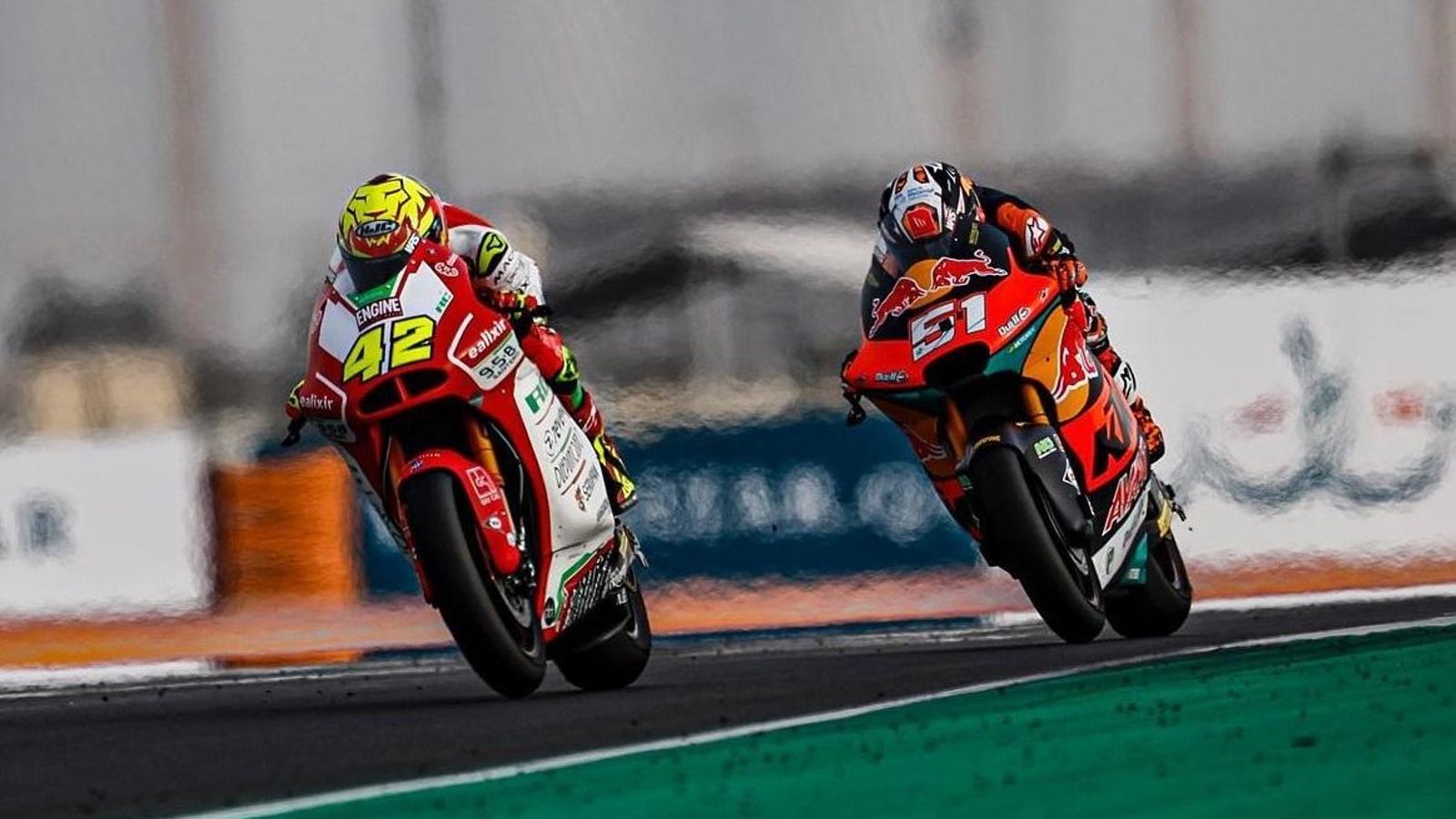 Marcos Ramírez rueda a la altura de Pedro Acosta en la carrera inaugural.