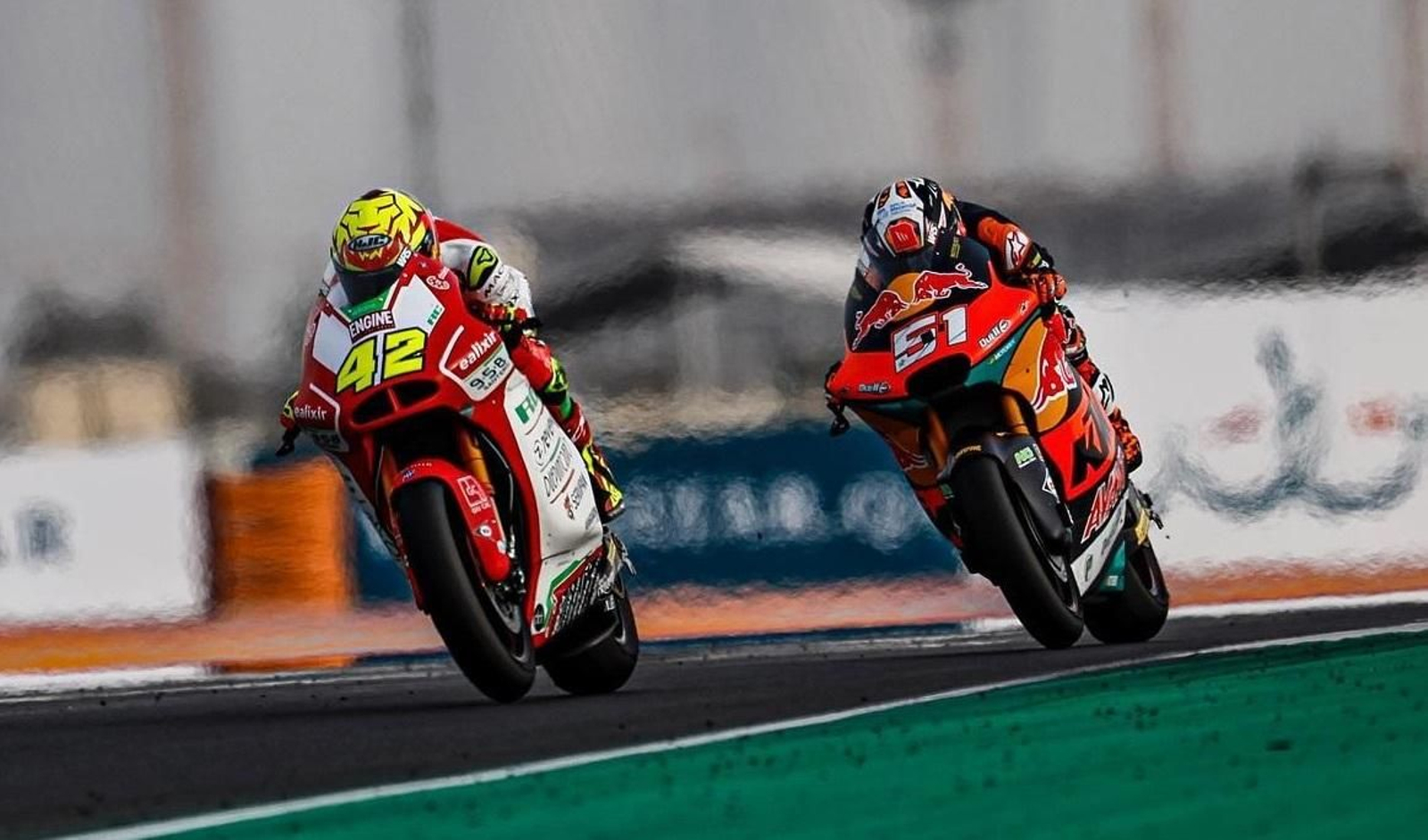 Marcos Ramírez rueda a la altura de Pedro Acosta en la carrera inaugural de este domingo. Marcos Ramírez rueda a la altura de Pedro Acosta en la carrera inaugural de este domingo.