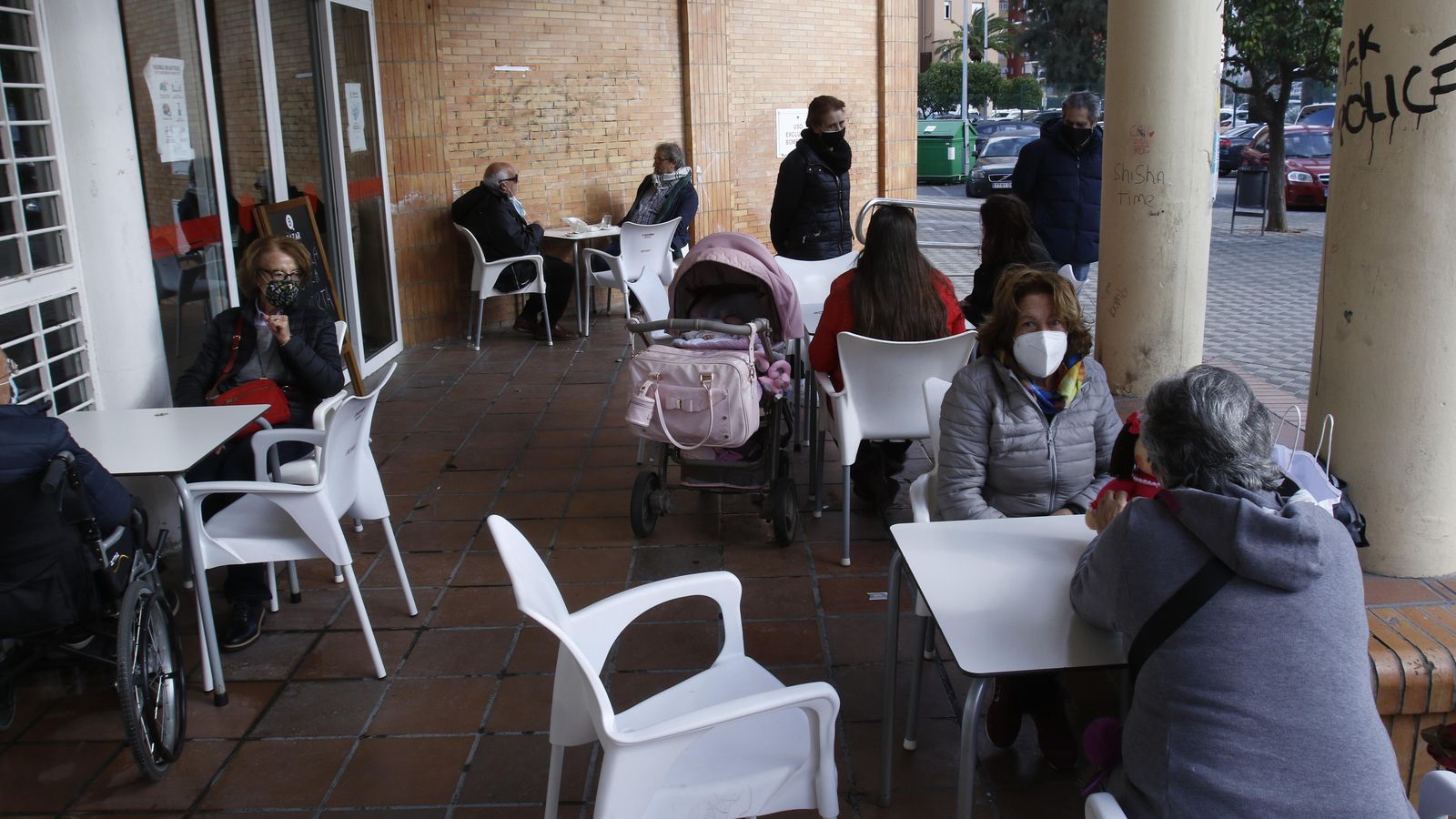 Veladores instalados a las puertas del Mercado de Abastos del barrio.