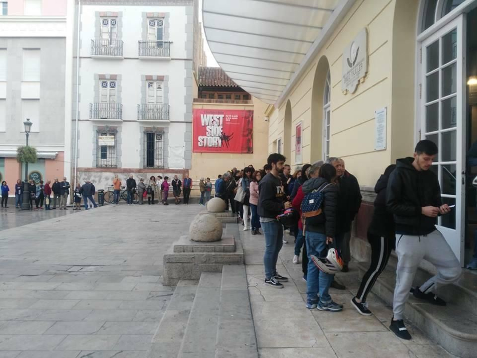 Colas en el Cervantes para las invitaciones gratuitas de 'Otello', este lunes.