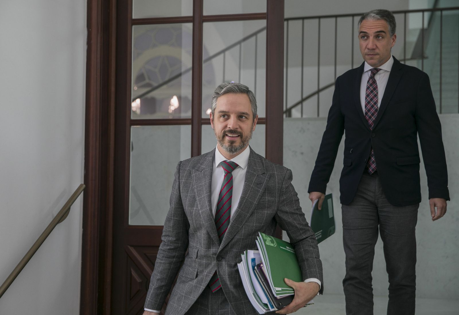 Juan Bravo y Elías Bendodo, tras el Consejo de Gobierno.