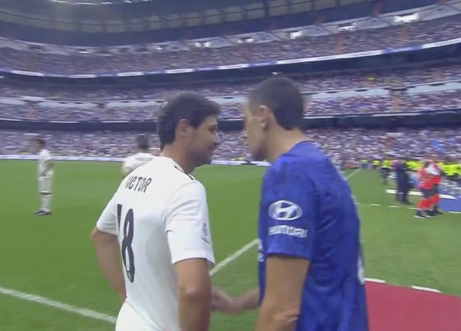 Víctor conversa en la banda con Gustavo Poyet.