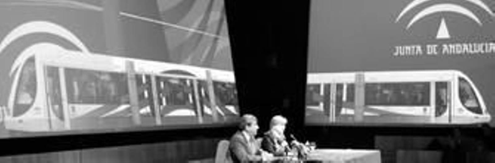 El consejero García Garrido y la alcaldesa, ayer en La Atalaya, con el nuevo tranvía de Jerez de fondo.