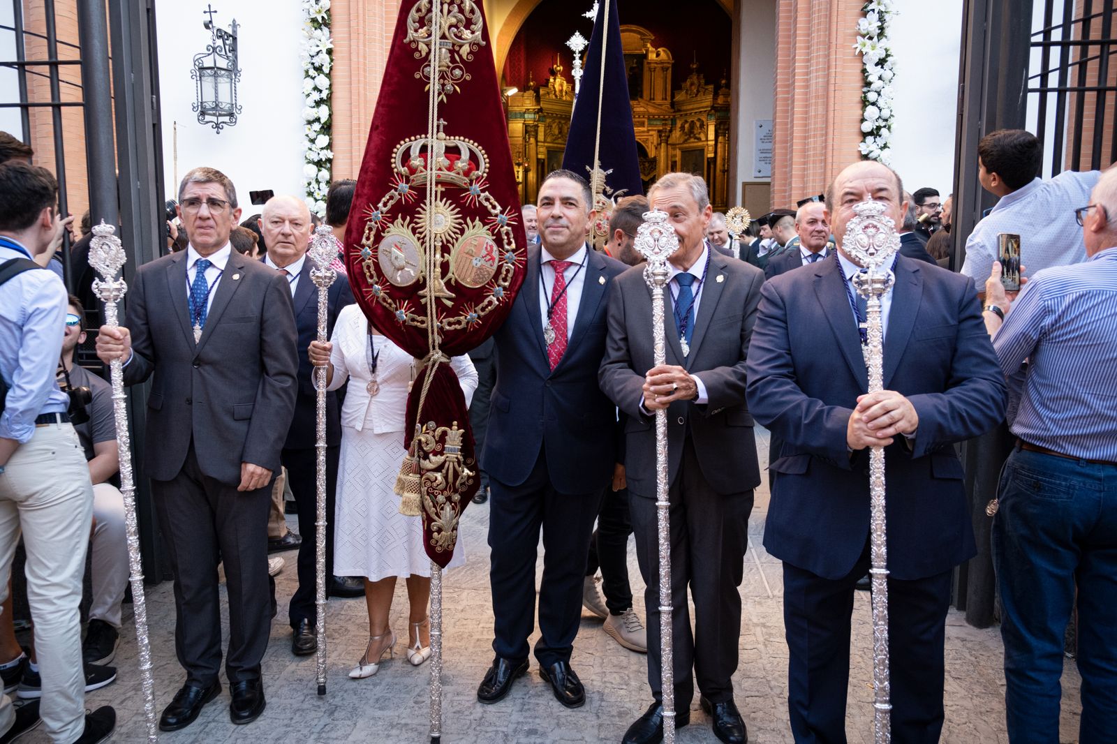 La procesión extraordinaria de la Virgen de los Dolores del Cerro del Águila, en imágenes