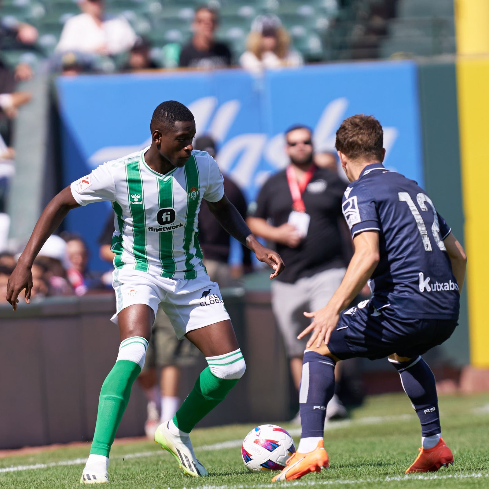 Luiz Henrique encara a Aihen Muñoz.