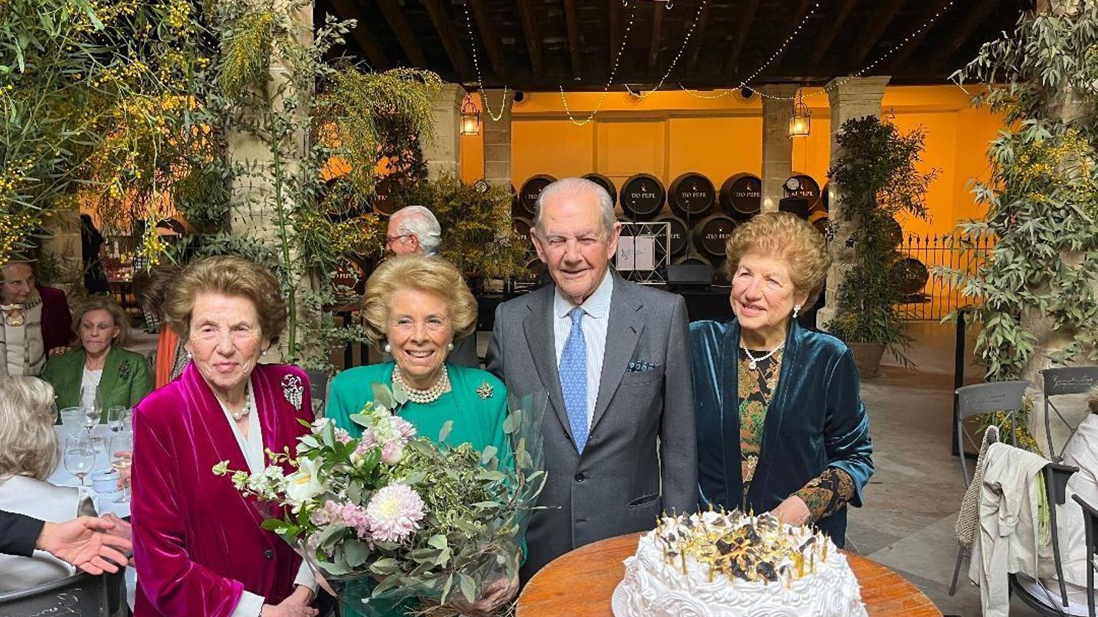 El anfitrión, con su mujer, Pilar Crespí de Valldaura, y sus hermanas Anamaría y Victoria Bohórquez Mora-Figueroa.