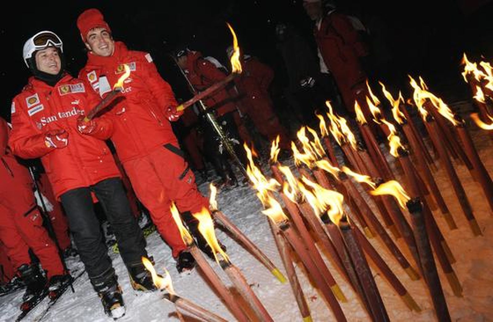 Fisichella y Alonso portan una antorcha en Madonna di Campiglio.

Foto: Agencias