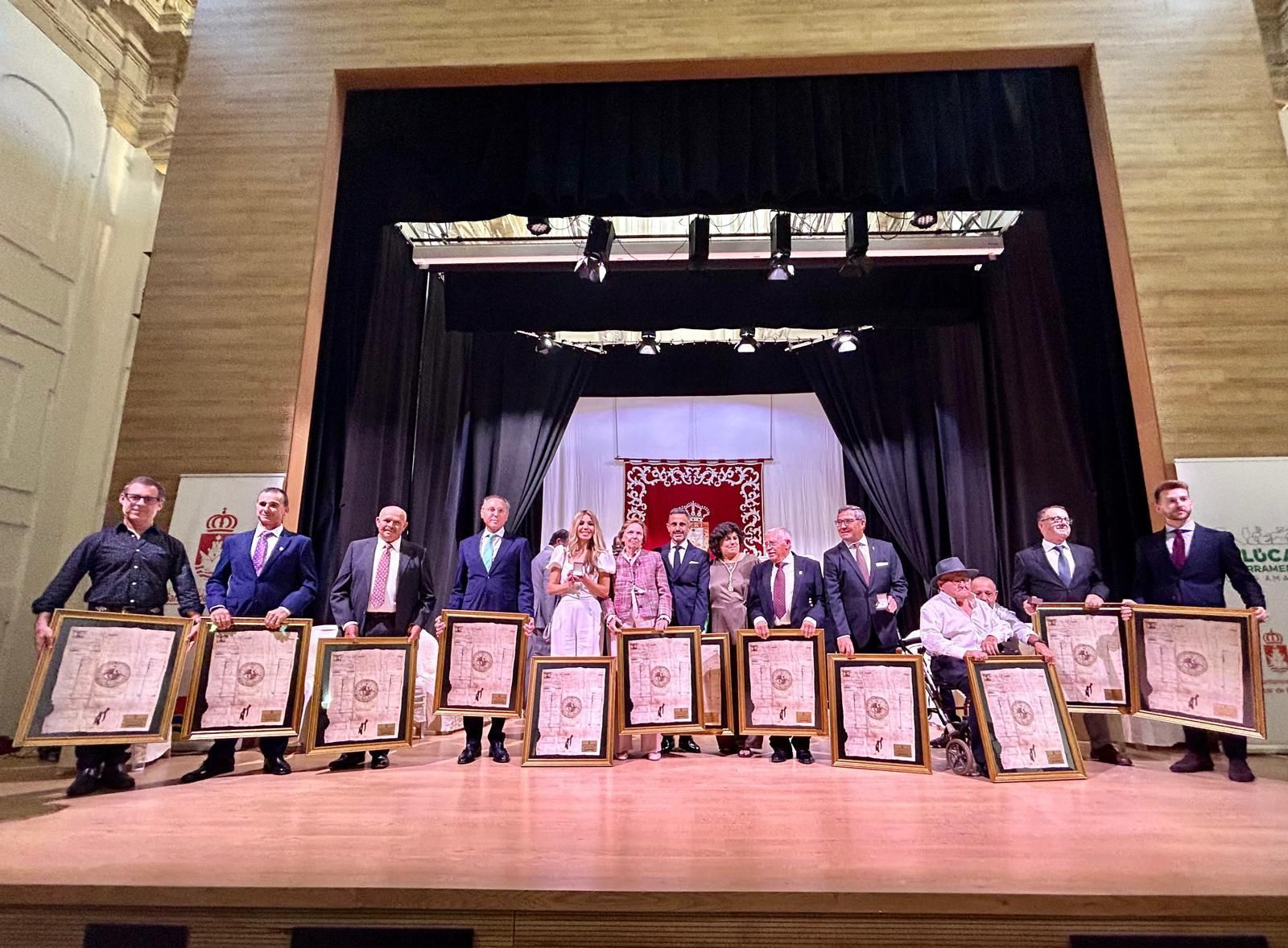 La alcaldesa de Sanlúcar junto a los galardonados con las Insignias de Oro 2025
