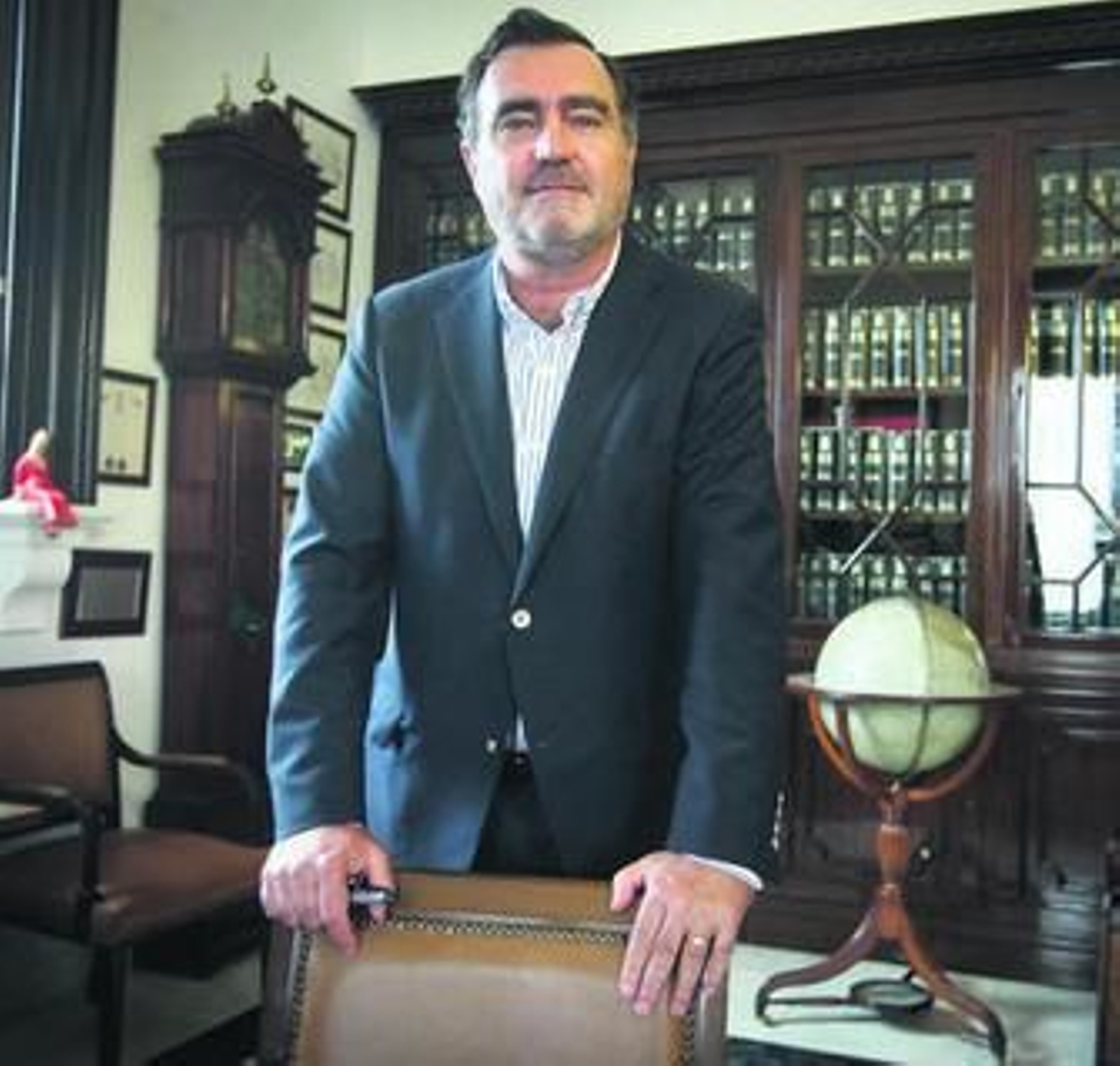 José Ramón Estévez, presidente del Grupo Estévez, posa en el interior de su despacho en Real Tesoro.