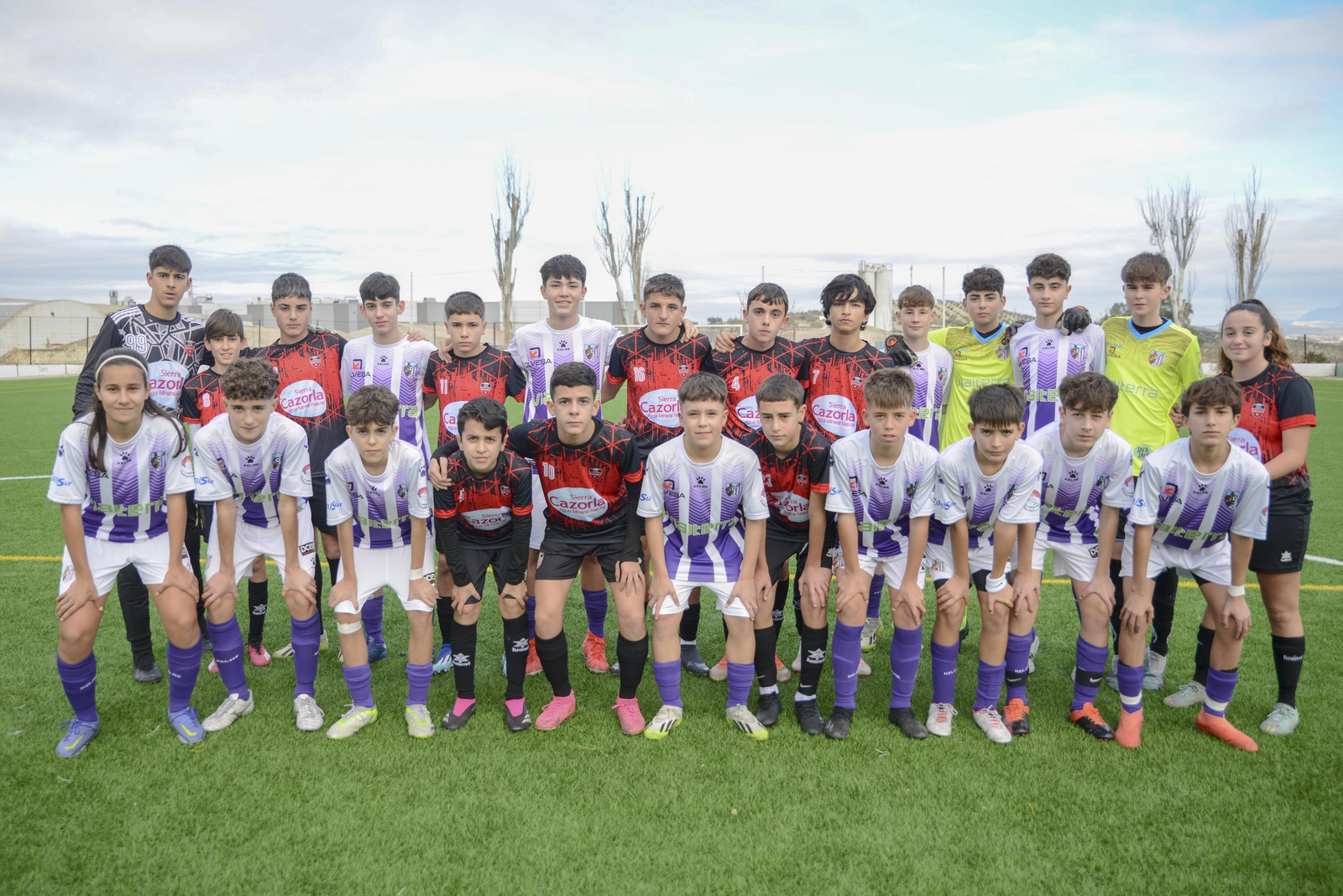 Más de 600 niños jiennenses juegan al fútbol para donar alimentos y juguetes en Navidad