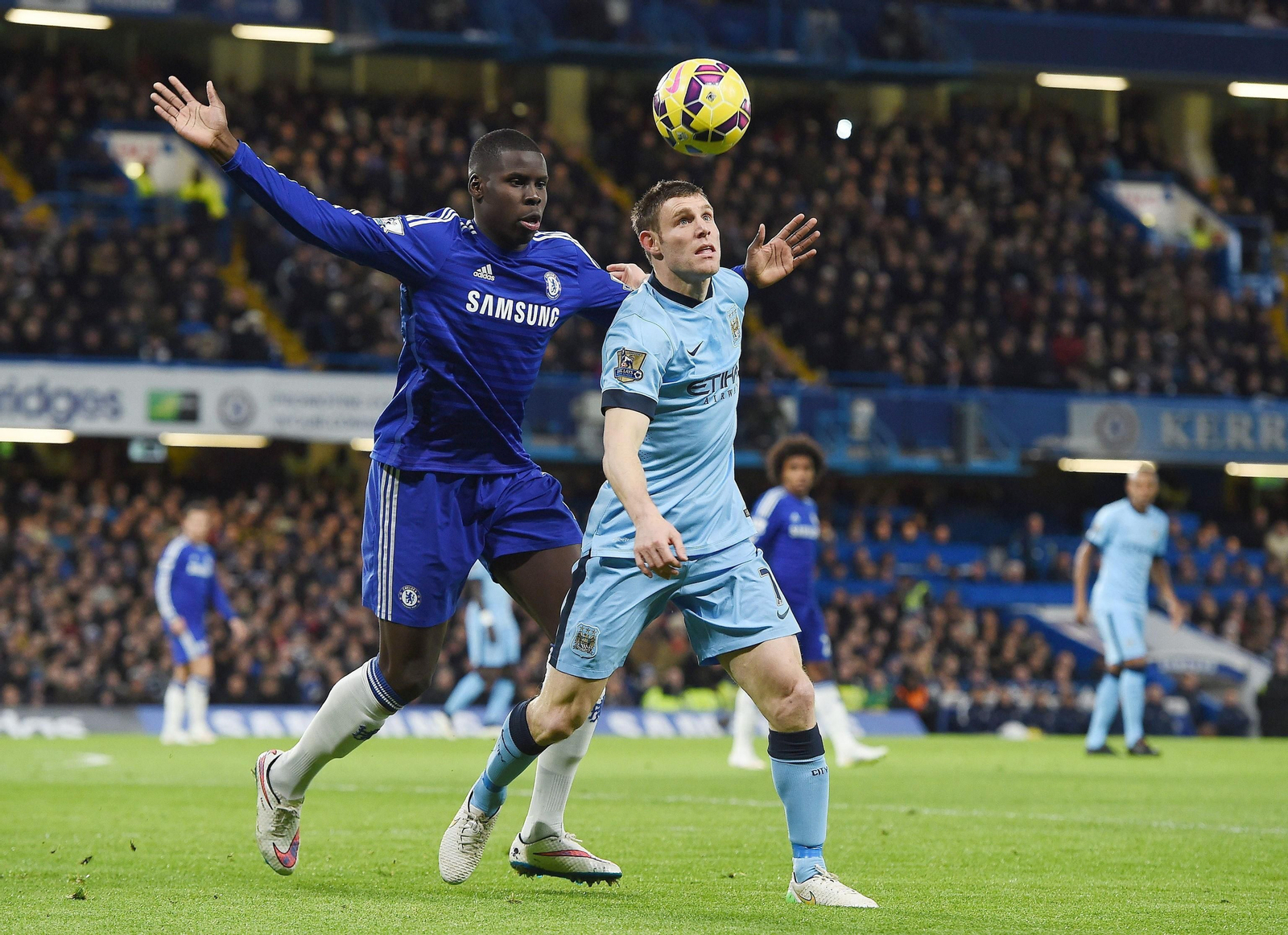 Zouma presiona a Milner durante un Chelsea-Manchester City en la Premier League.