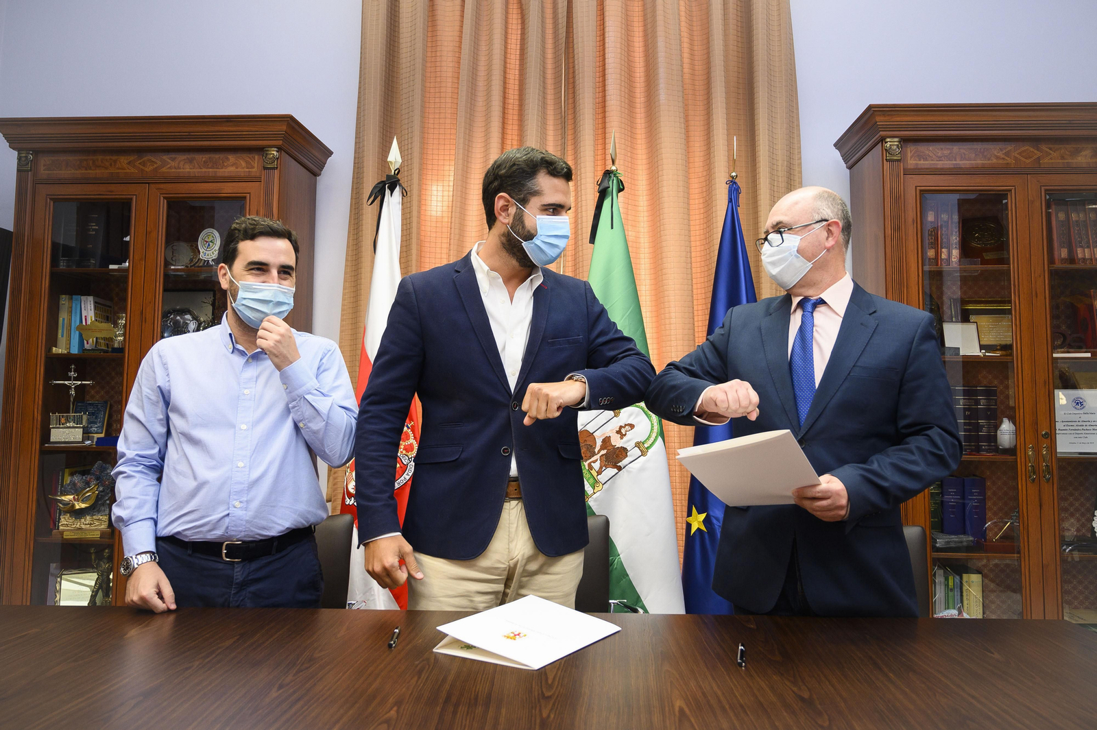 El alcalde y el presidente de Ashal 'estrechan' codos tras la firma del convenio de colaboración