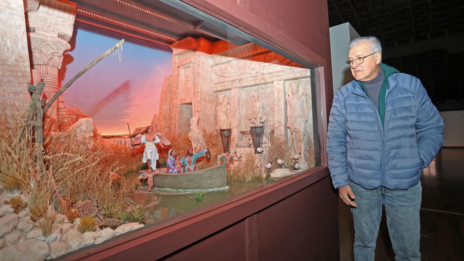 El presidente de la asociación, junto a uno de los dioramas del Museo del Belén.