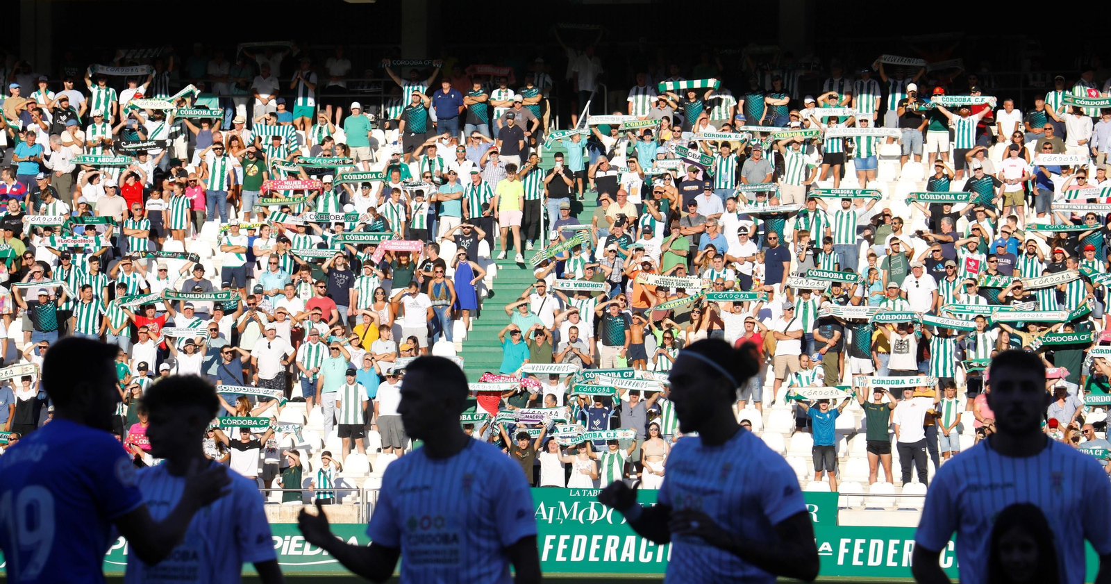 Jugadores del Córdoba con la grada de Preferencia al fondo.