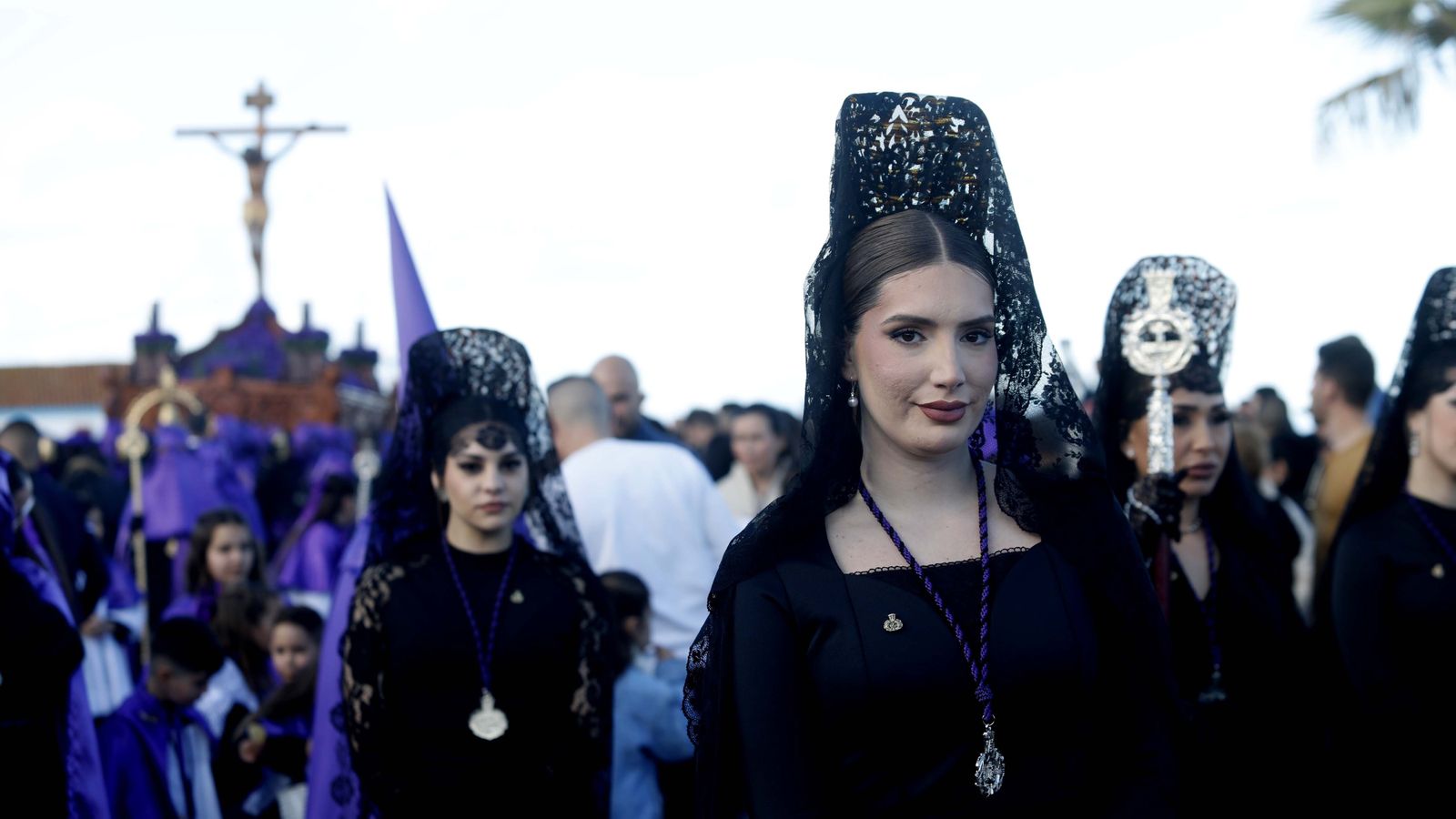 Fotos del Viernes Santo en La Línea: Cristo del Mar y Luz y Esperanza Nuestra, Soledad y Santo Entierro, Cristo del Amor y Misericordia y Amargura.