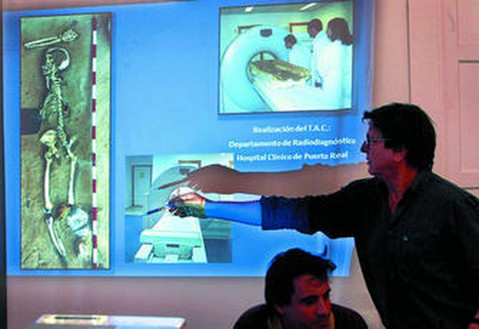 El paleopatólogo Manuel Calero (en pie) y el arqueólogo encargado de la excavación del solar del Cómico, Juan Miguel Pajuelo, en la presentación.