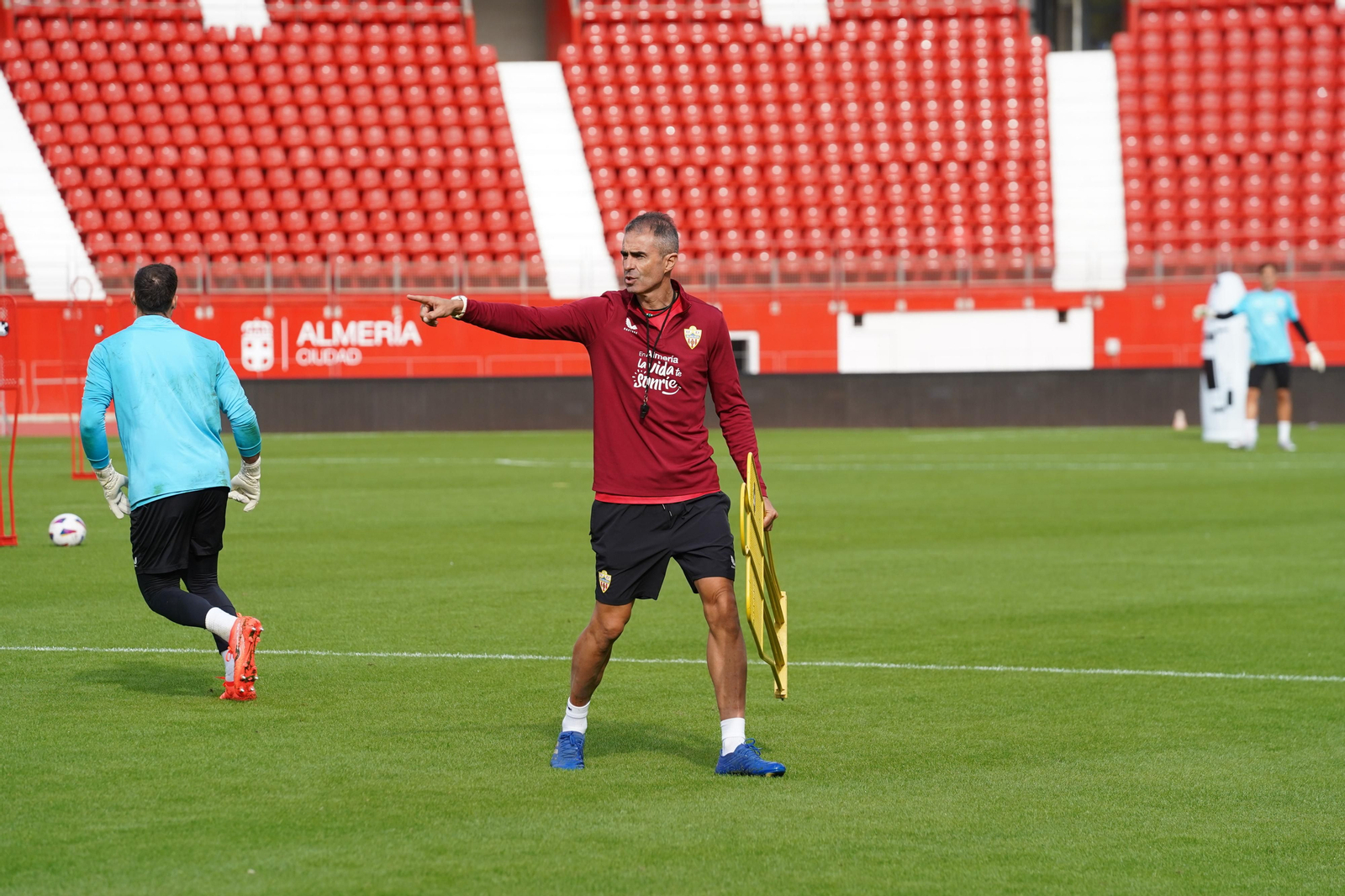 Garitano, que sostiene en un brazo un muñeco para las barreras, da indicaciones con el otro