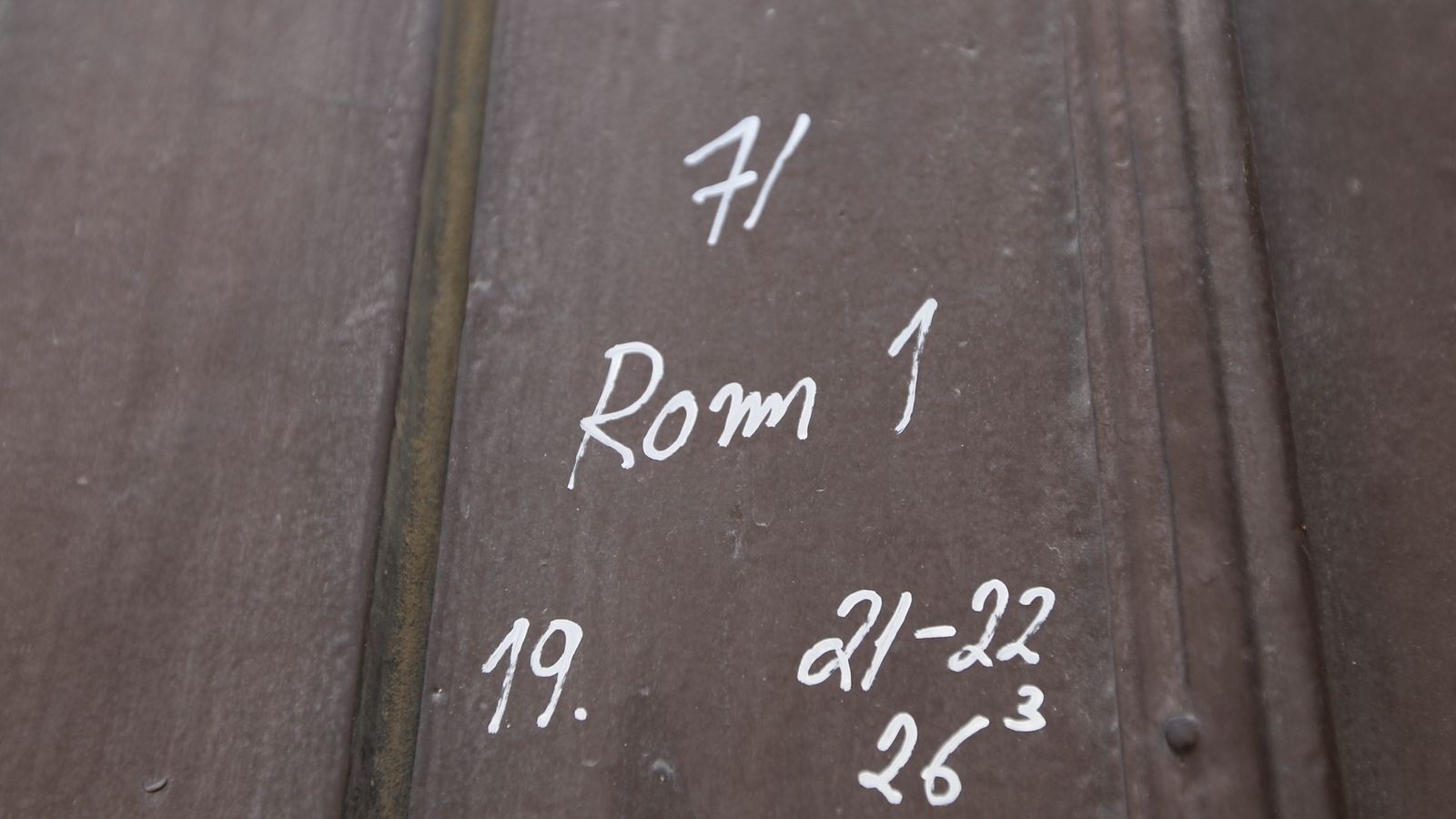 En las puertas hay versículos de Romanos y Apocalipsis