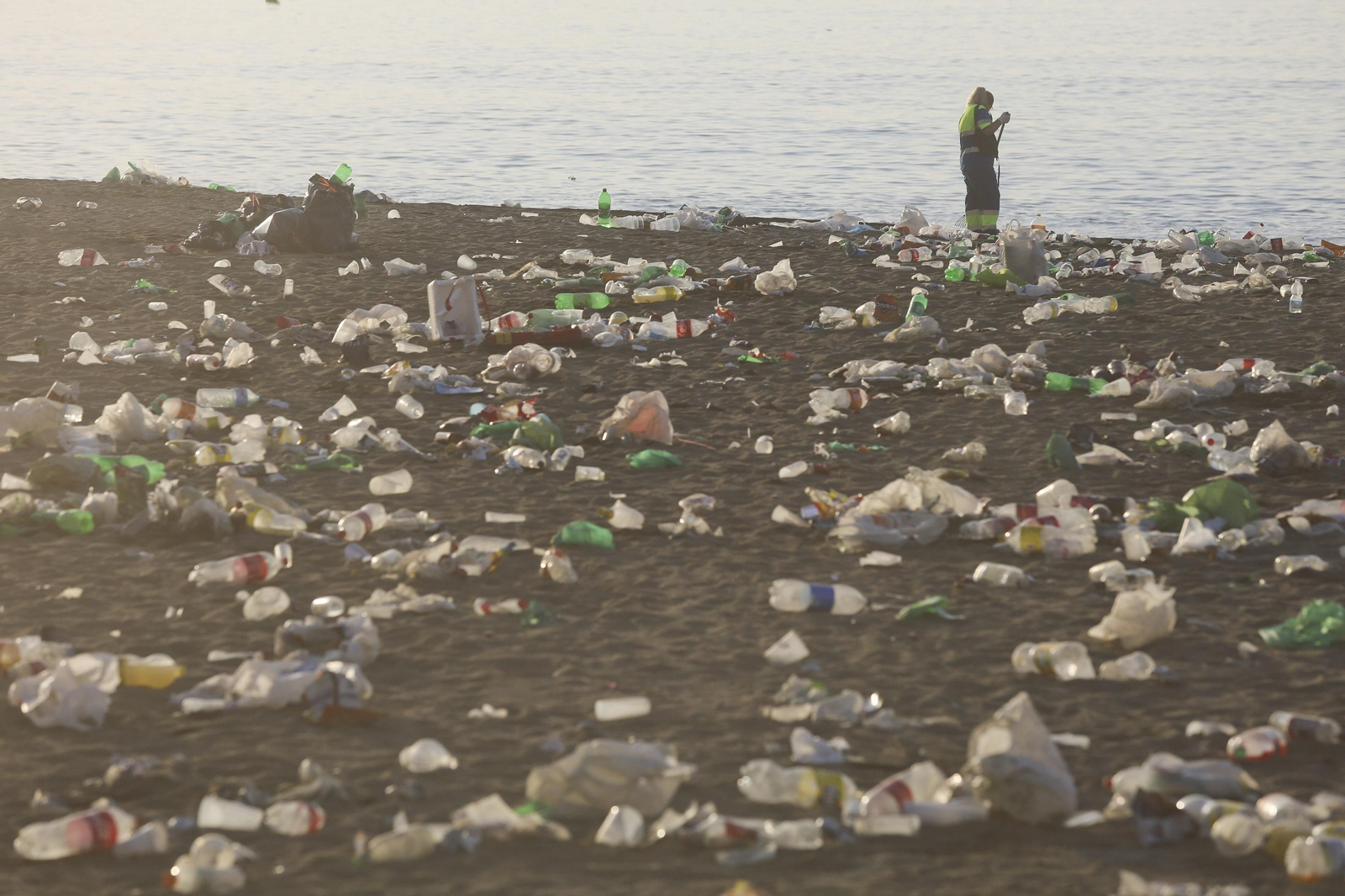 Las fotos de la basura en las playas de Málaga tras San Juan