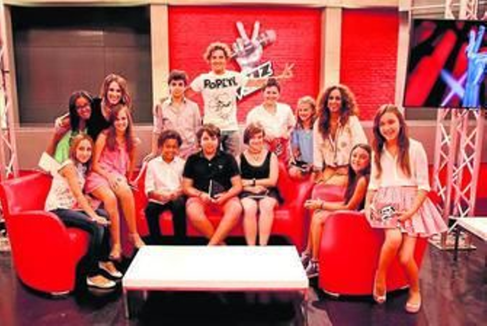 Carmen Navarro aparece a la izquierda arropada por Malú.