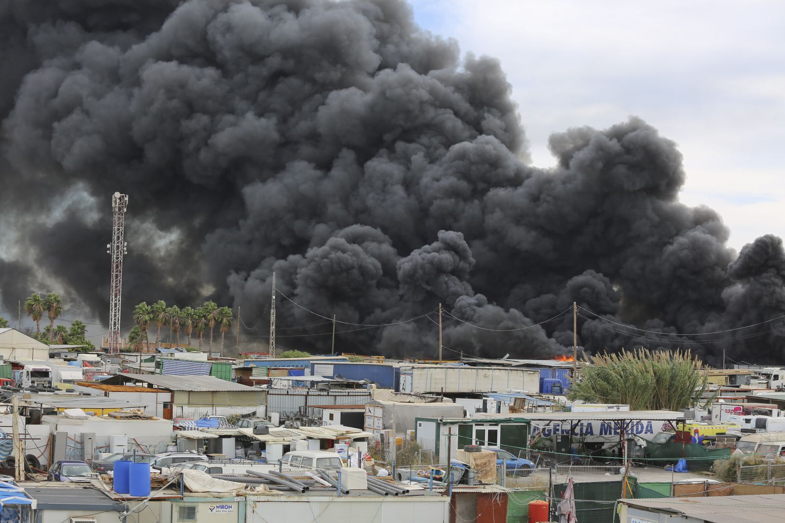 Fotos del incendio de varios vehículos en un aparcamiento de caravanas del polígono Guadalhorce