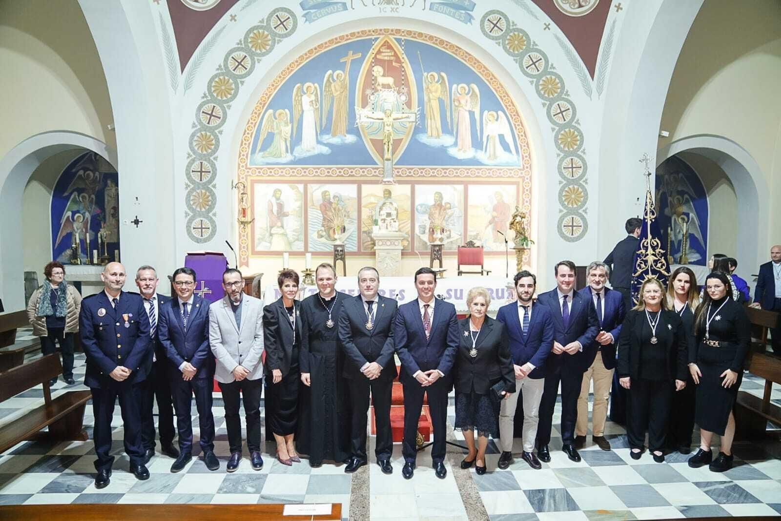 Foto de familia de pregonero, presentador, Junta Directiva de la Estrella y autoridades asistentes al Pregón.