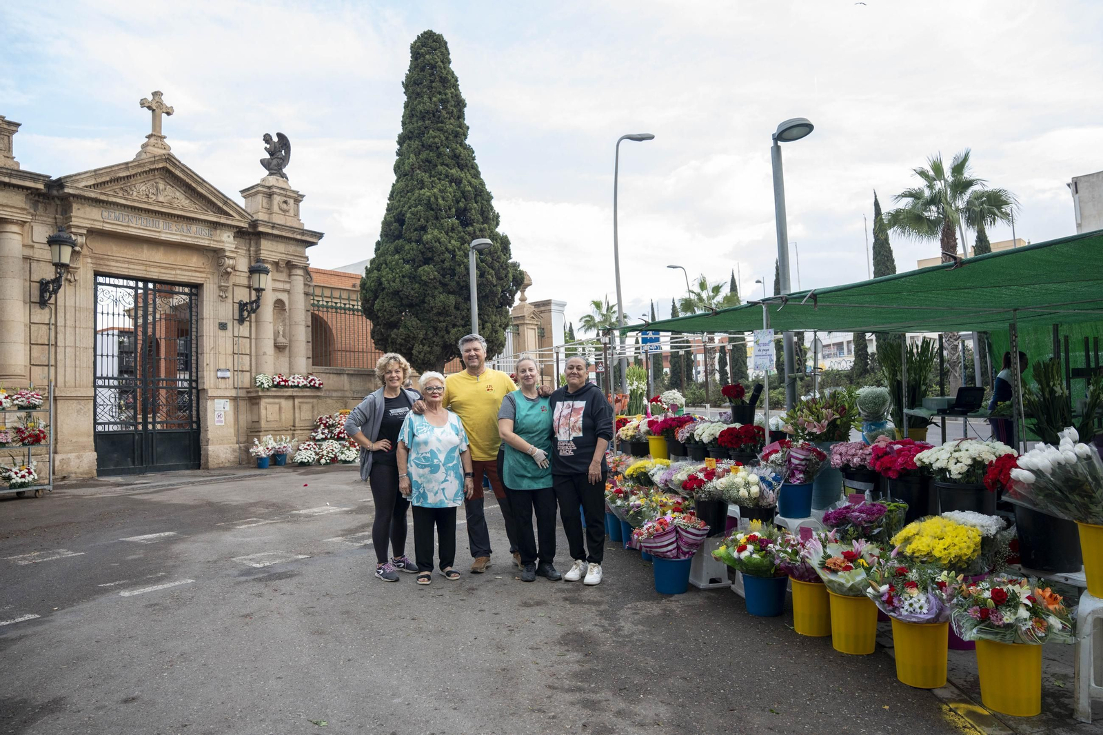 Así se preparan las flores para el Día de Los Santos en Almería