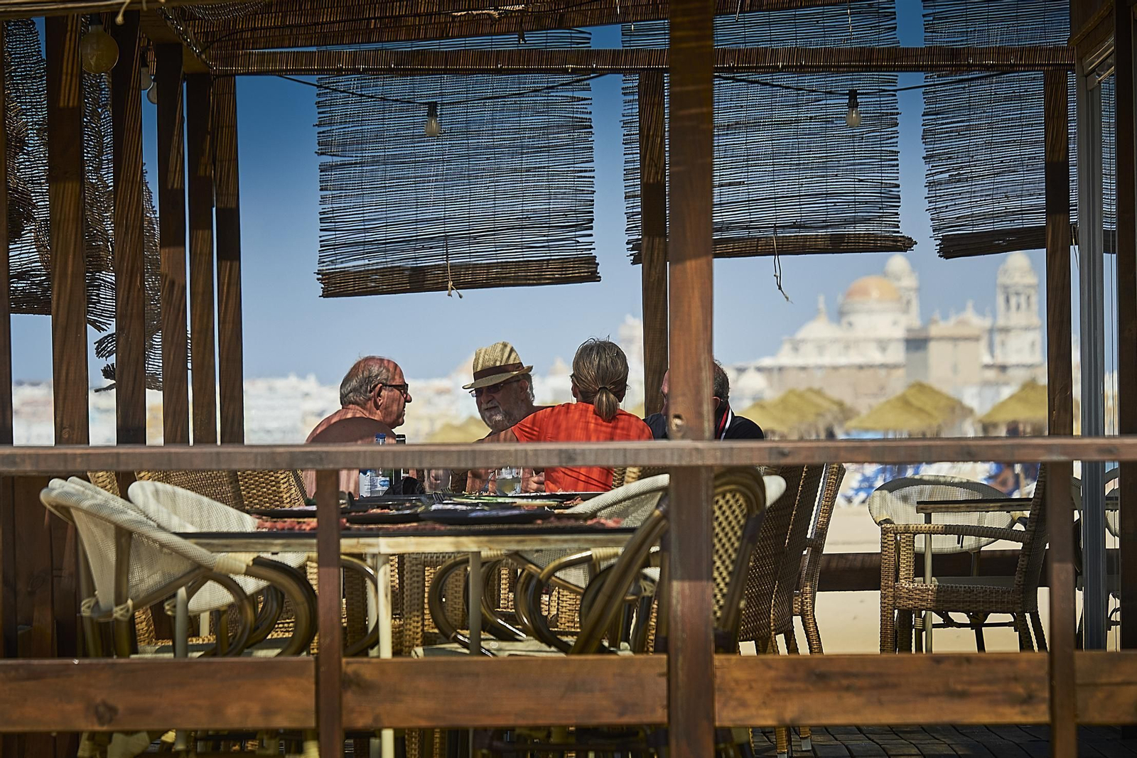Comensales en un chiringuito, ayer, con la catedral al fondo.