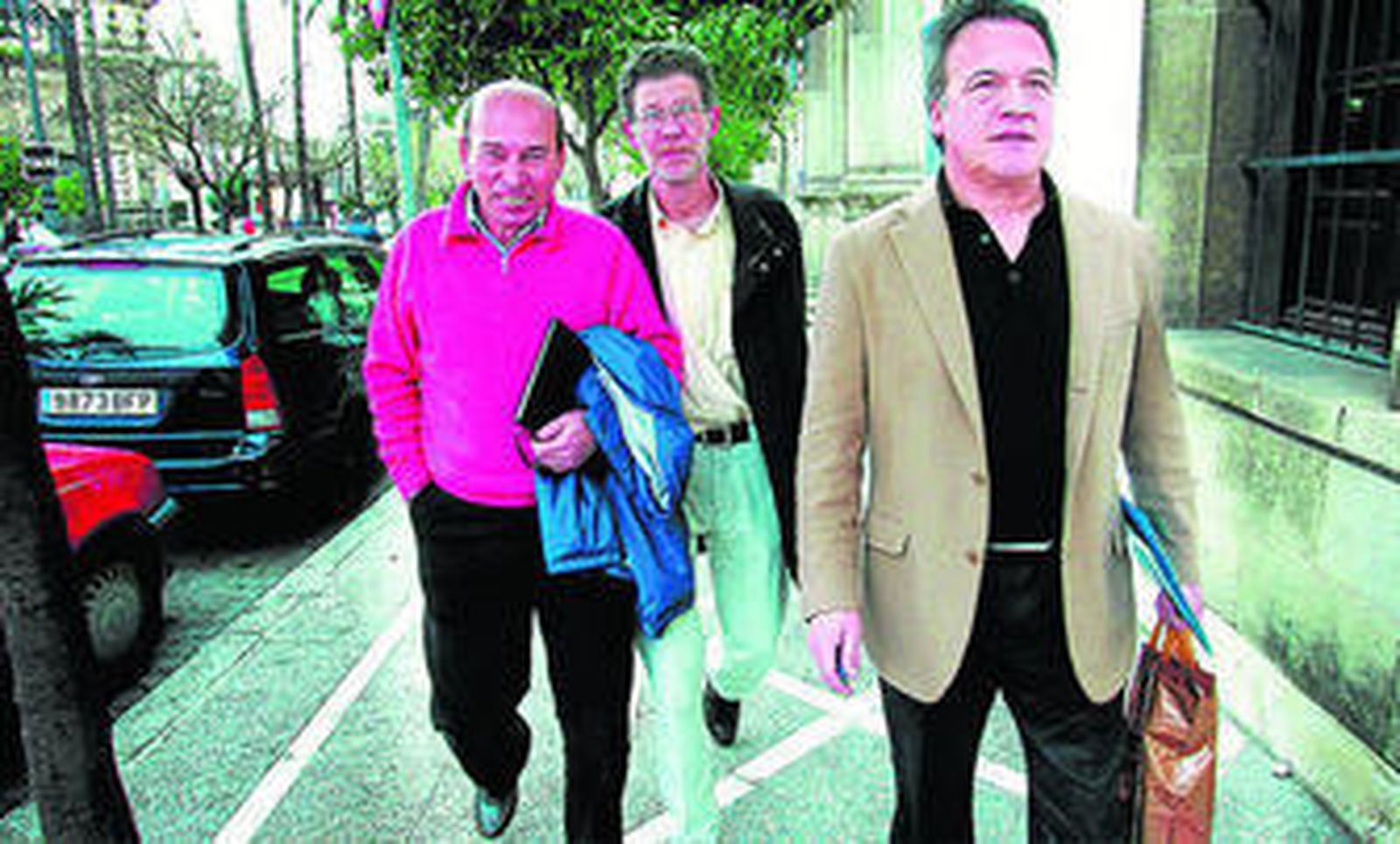 López, Cobacho y Pacheco, caminando por las inmediaciones de la alameda Cristina.