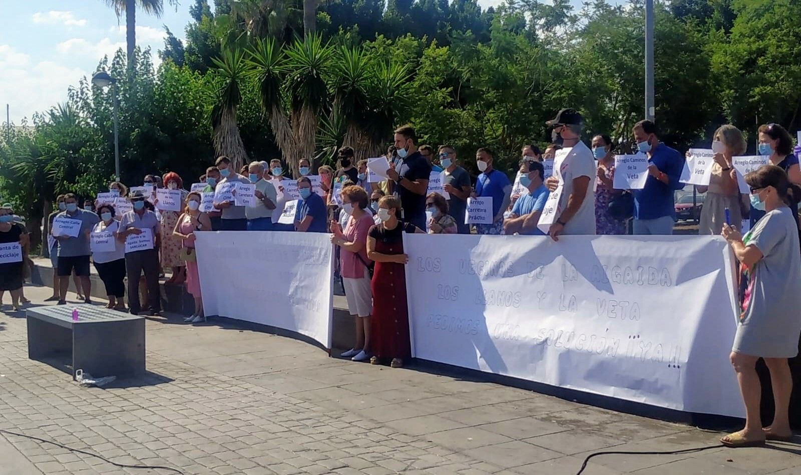 Vecinos de La Algaida en la protesta de este miércoles.